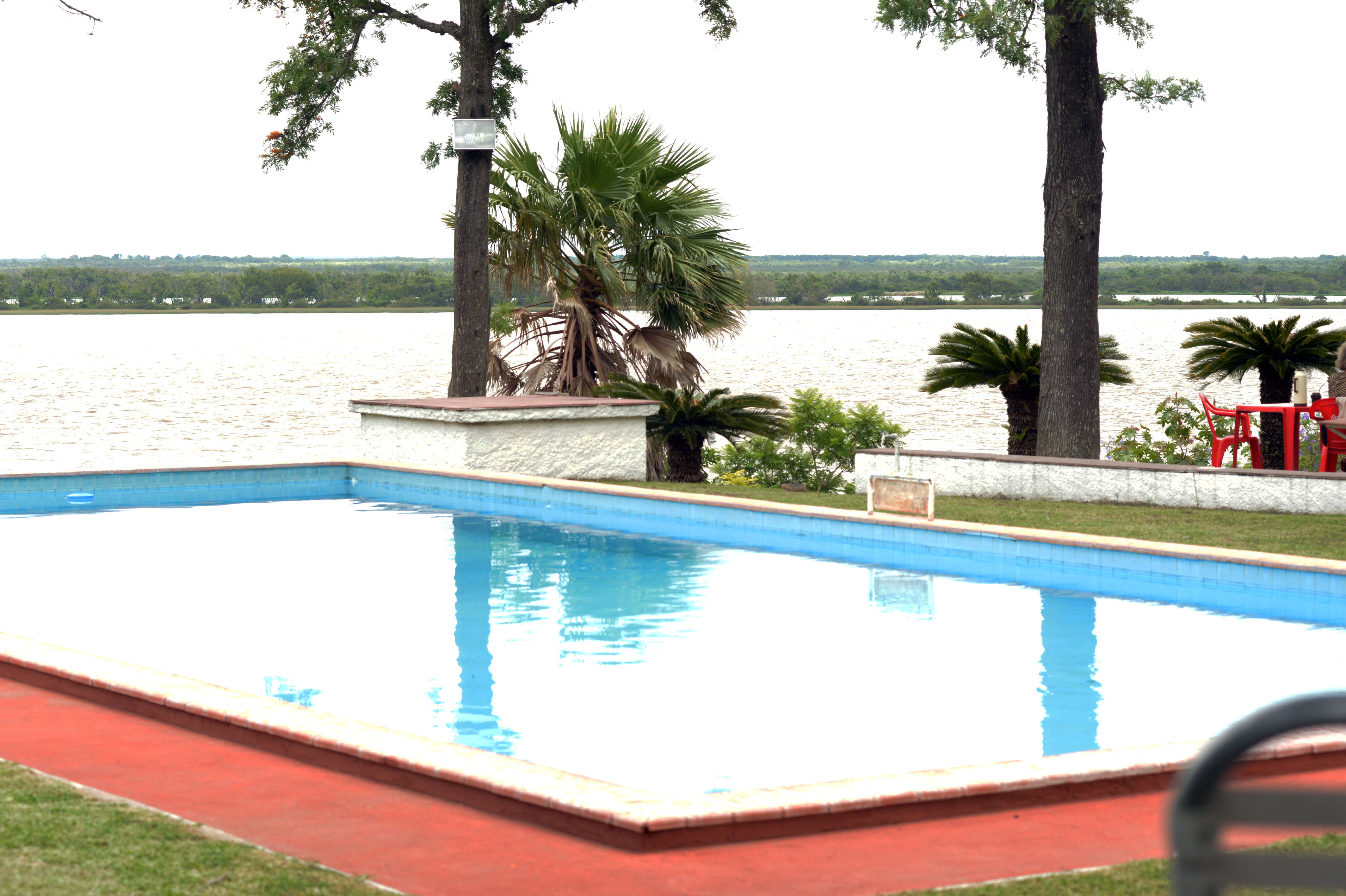 Ministerio de Turismo y PIT-CNT reinauguraron el recuperado hotel José D’Elía en balneario coloniense de Punta Gorda
