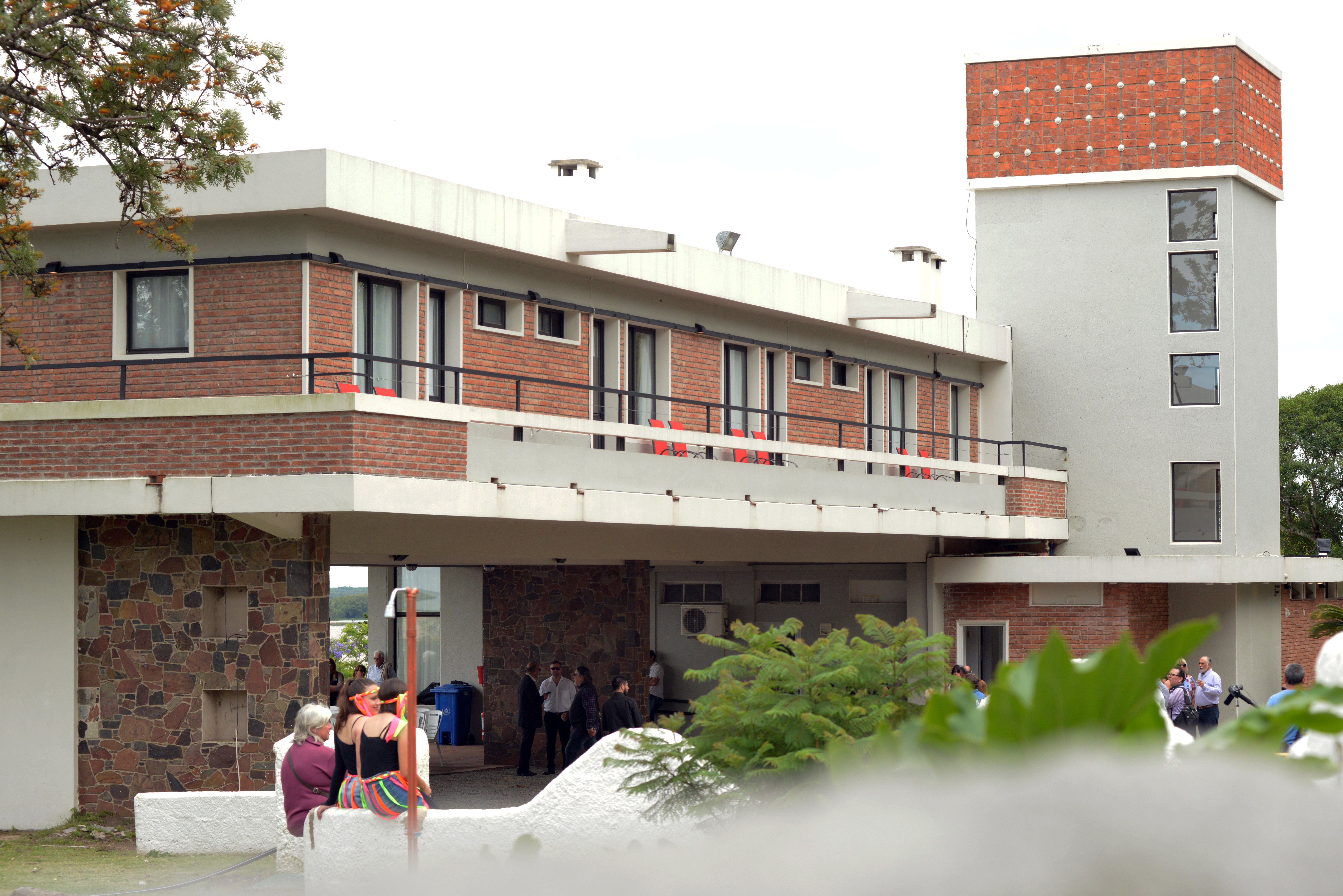 Ministerio de Turismo y PIT-CNT reinauguraron el recuperado hotel José D’Elía en balneario coloniense de Punta Gorda