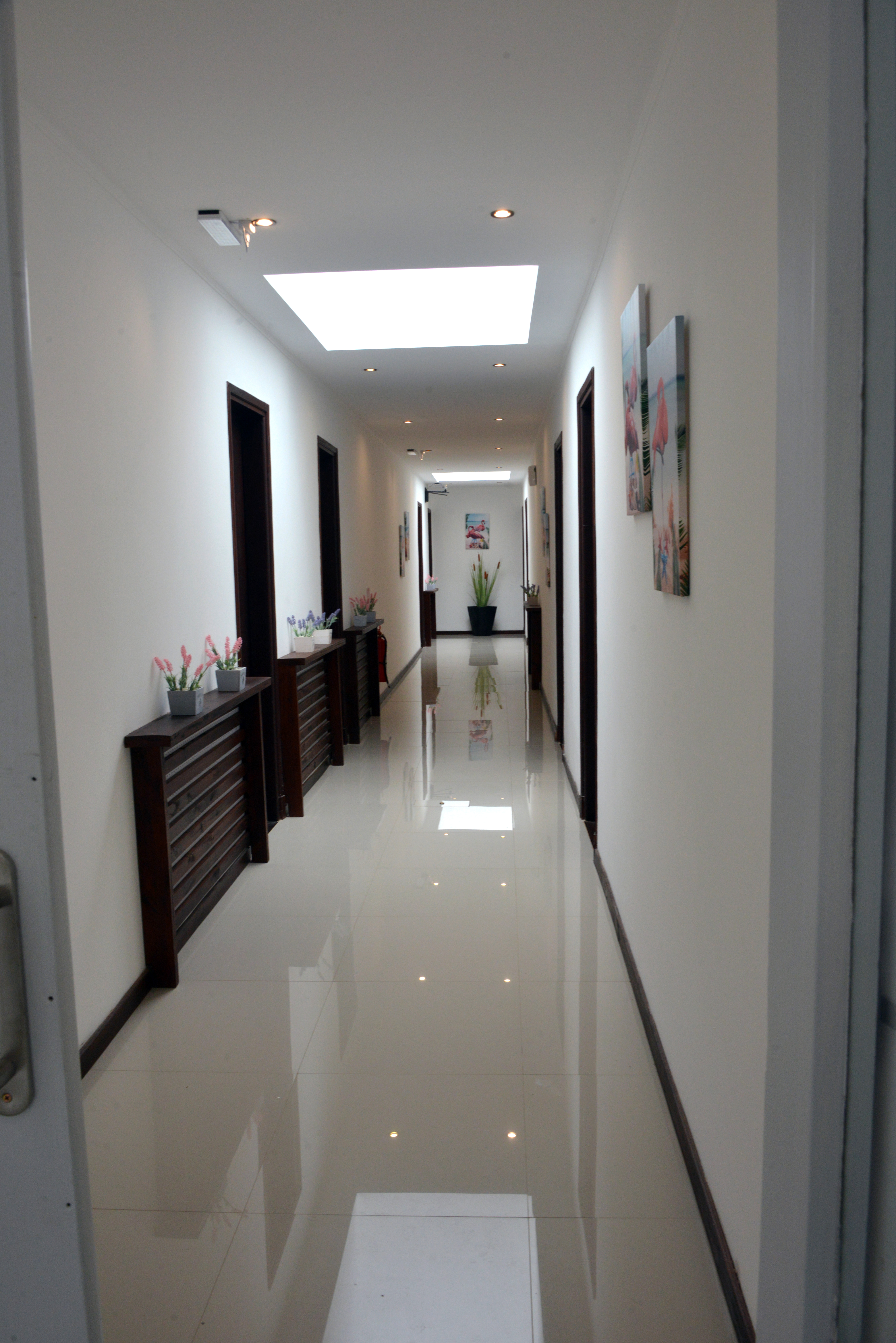 Ministerio de Turismo y PIT-CNT reinauguraron el recuperado hotel José D’Elía en balneario coloniense de Punta Gorda