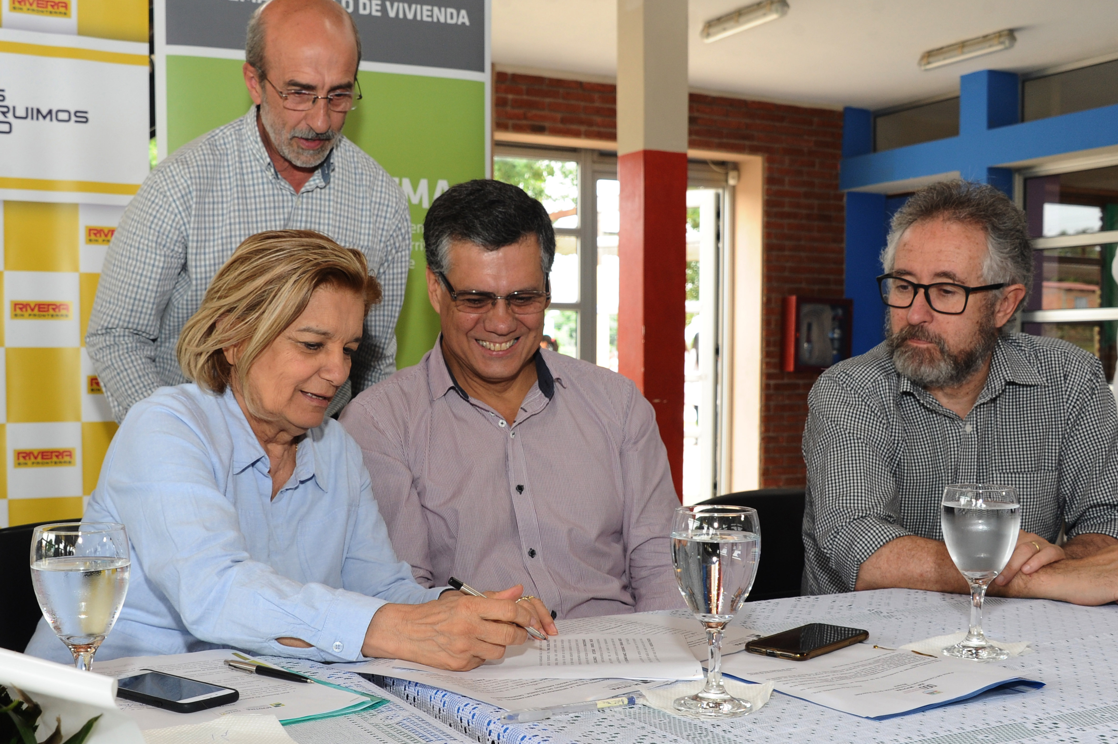 Ministra de VIvienda Eneida de León firma acuerdo de realojamiento