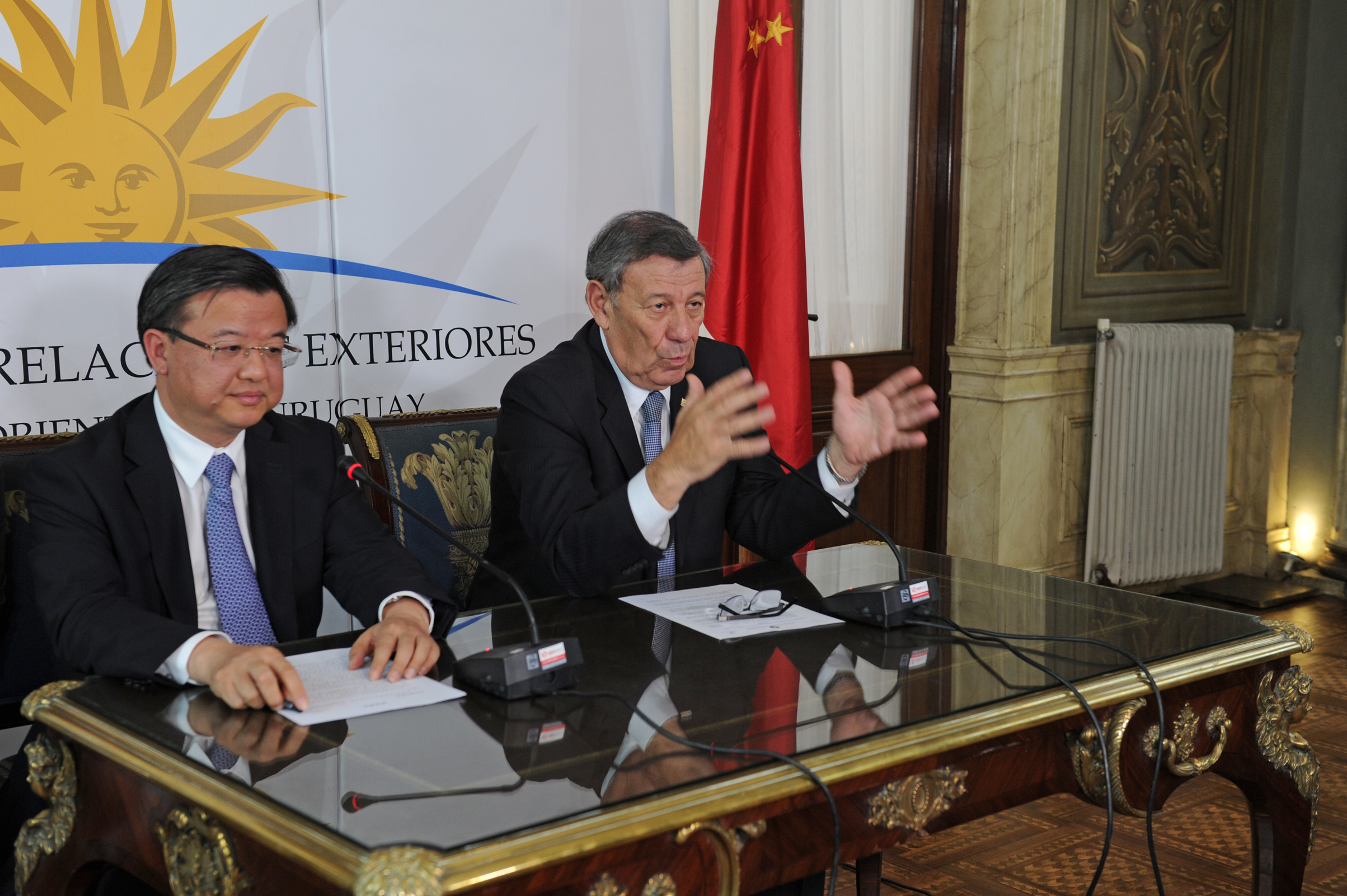 Ni Yuefeng y Rodolfo Nin Novoa