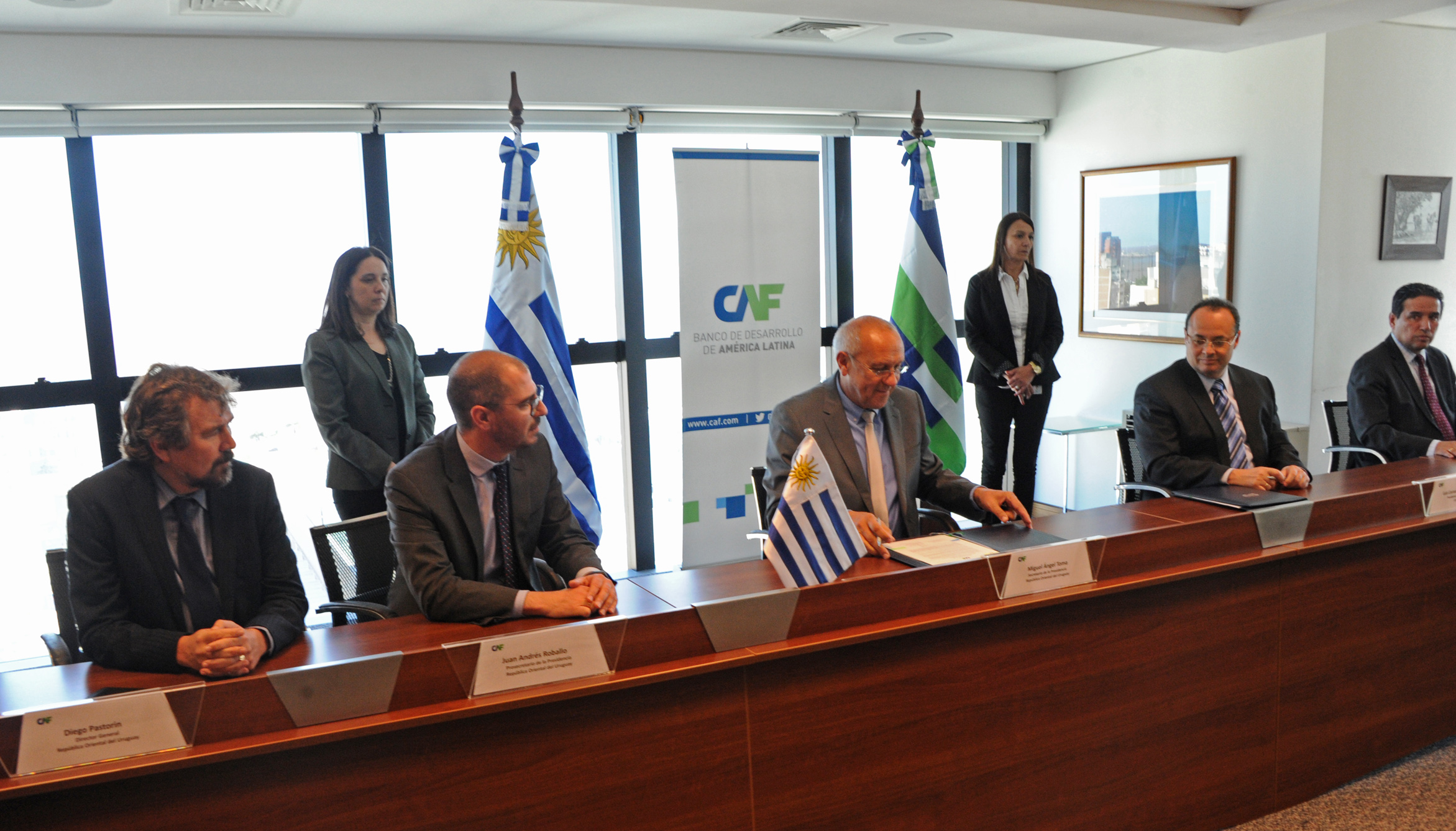 Mesa de autoridades previo a la firma de la recepción de la donación