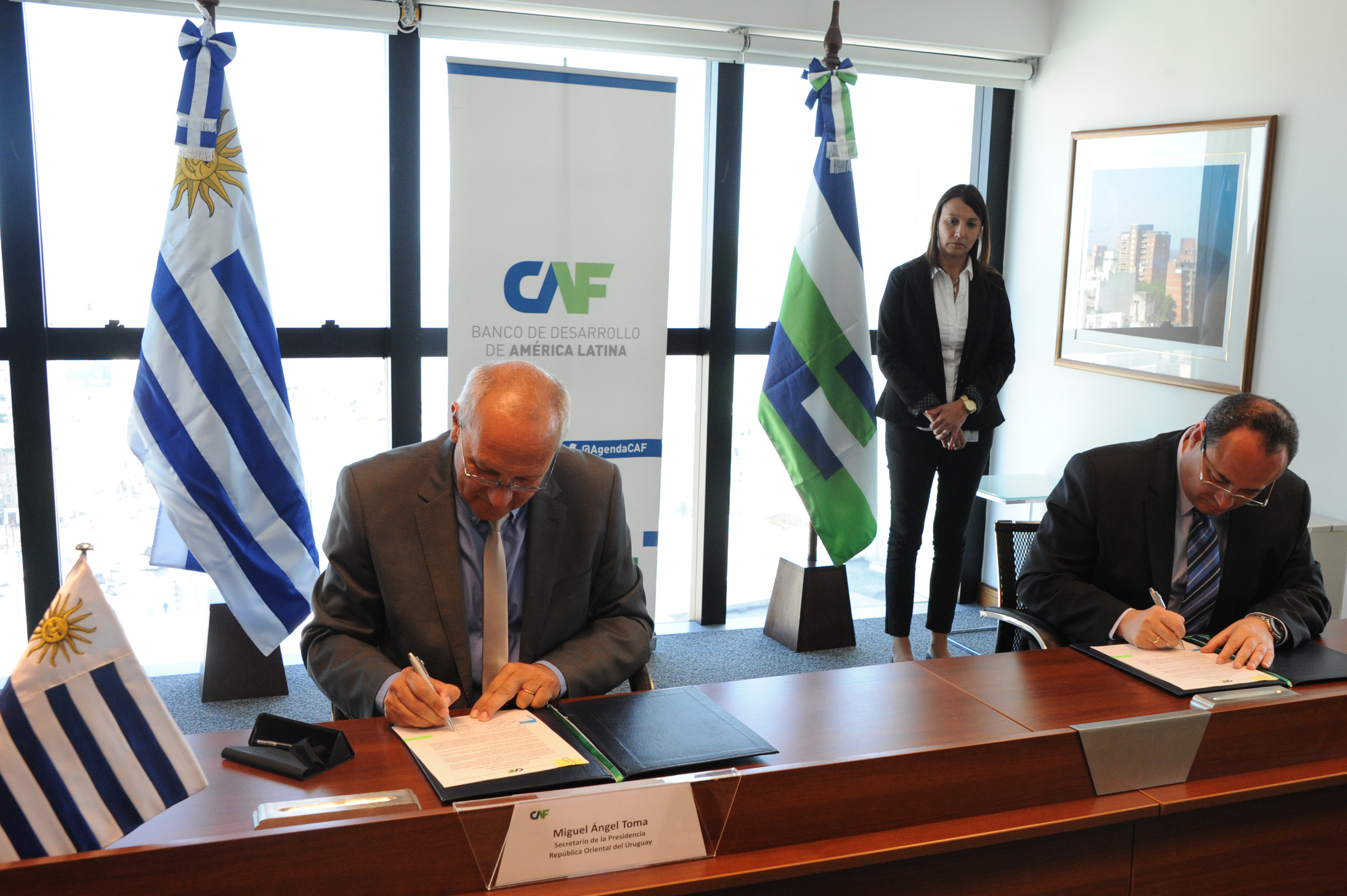 Miguel Ángel Toma y Luis Carranza durante la firma de la recepción de la donación