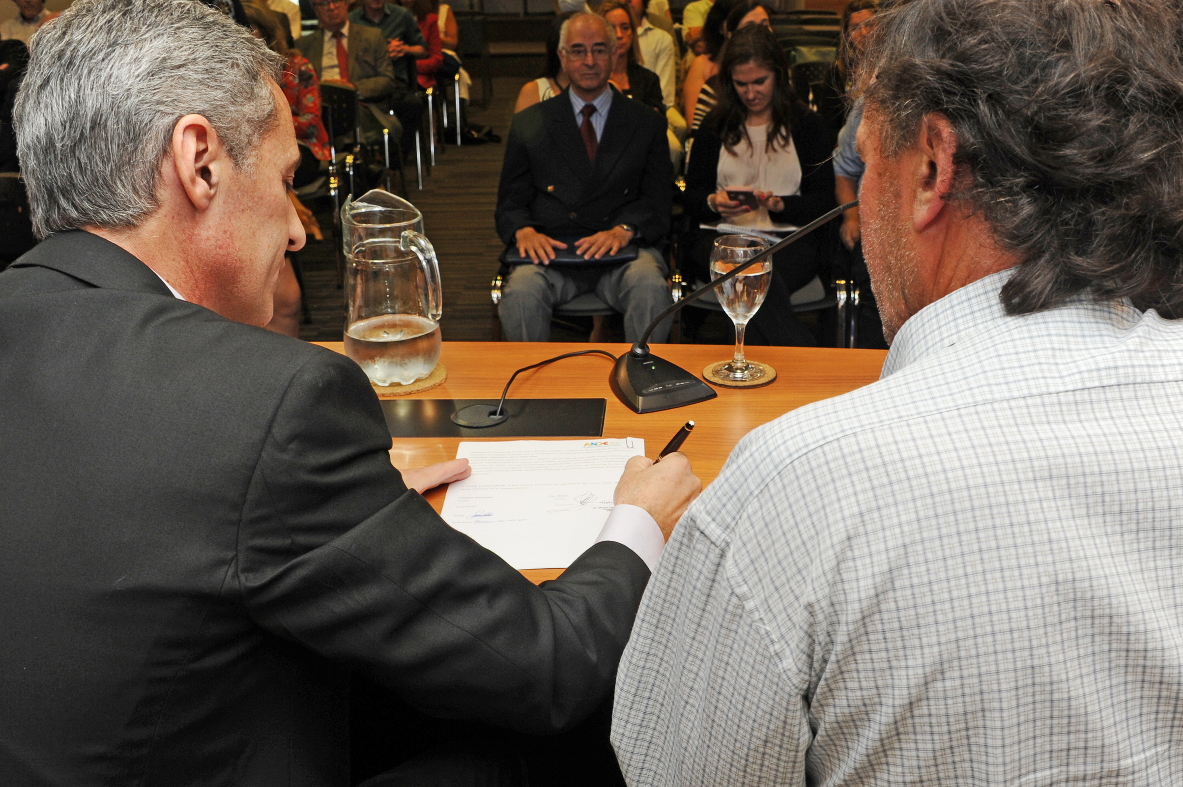 Autoridades durante firma de convenio