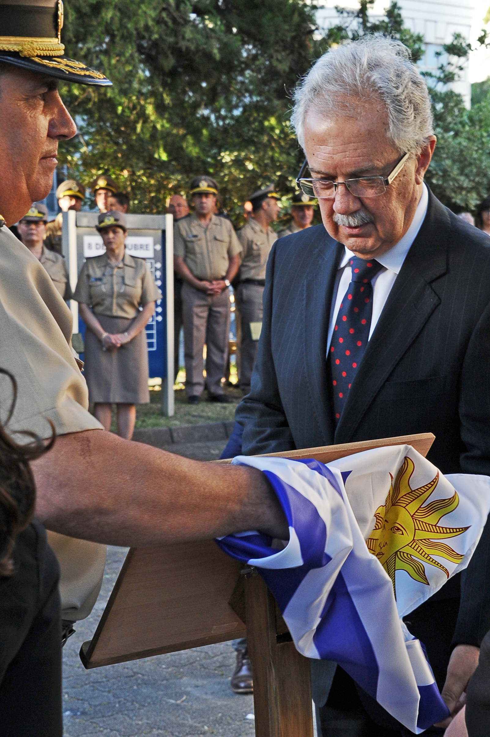 Ministro de Defensa Nacional, Jorge Menéndez, descubriendo las placas conmemorativas