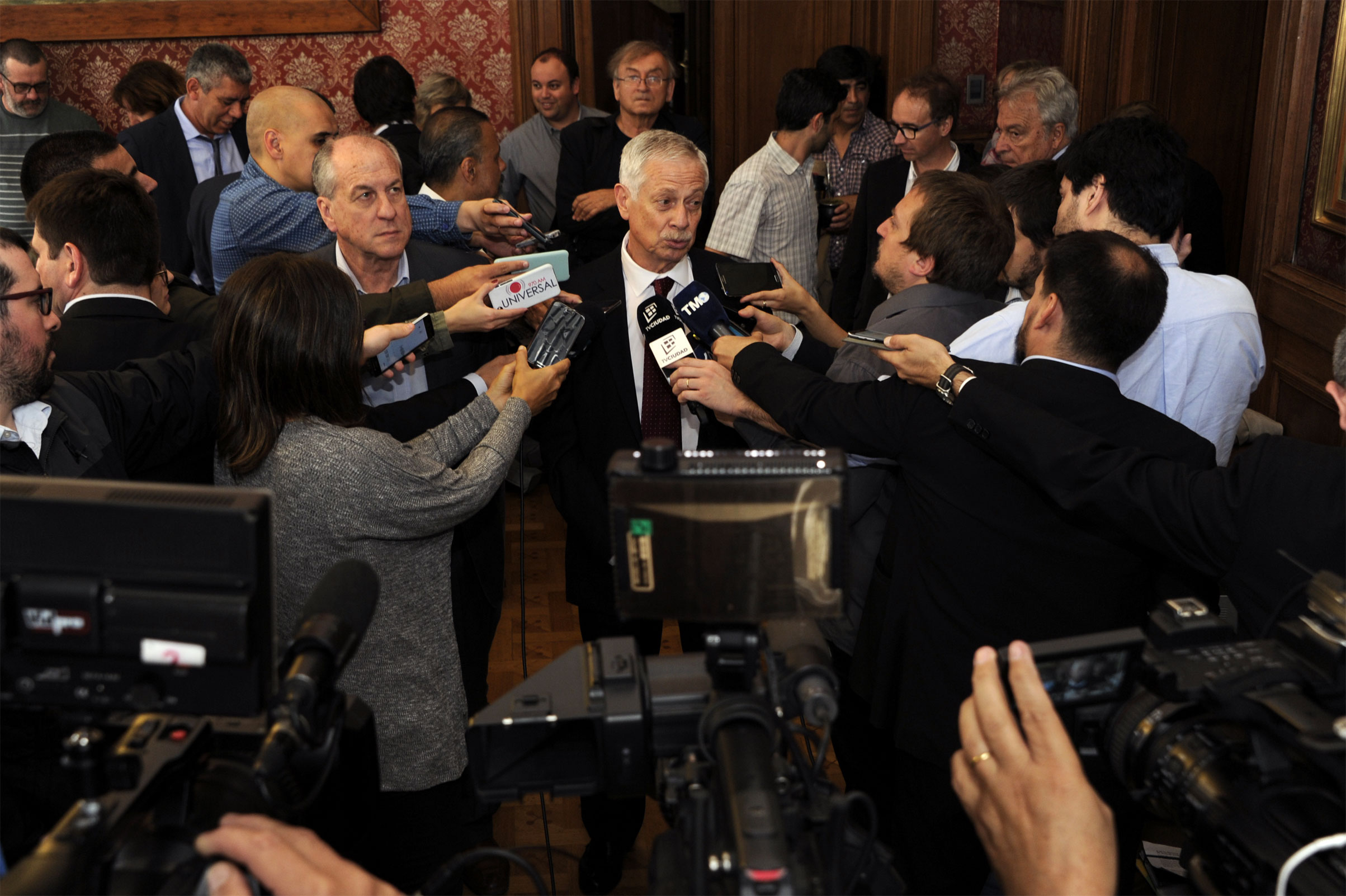 Ministros Ernesto Murro y Jorge Basso realizando declaraciones a la prensa