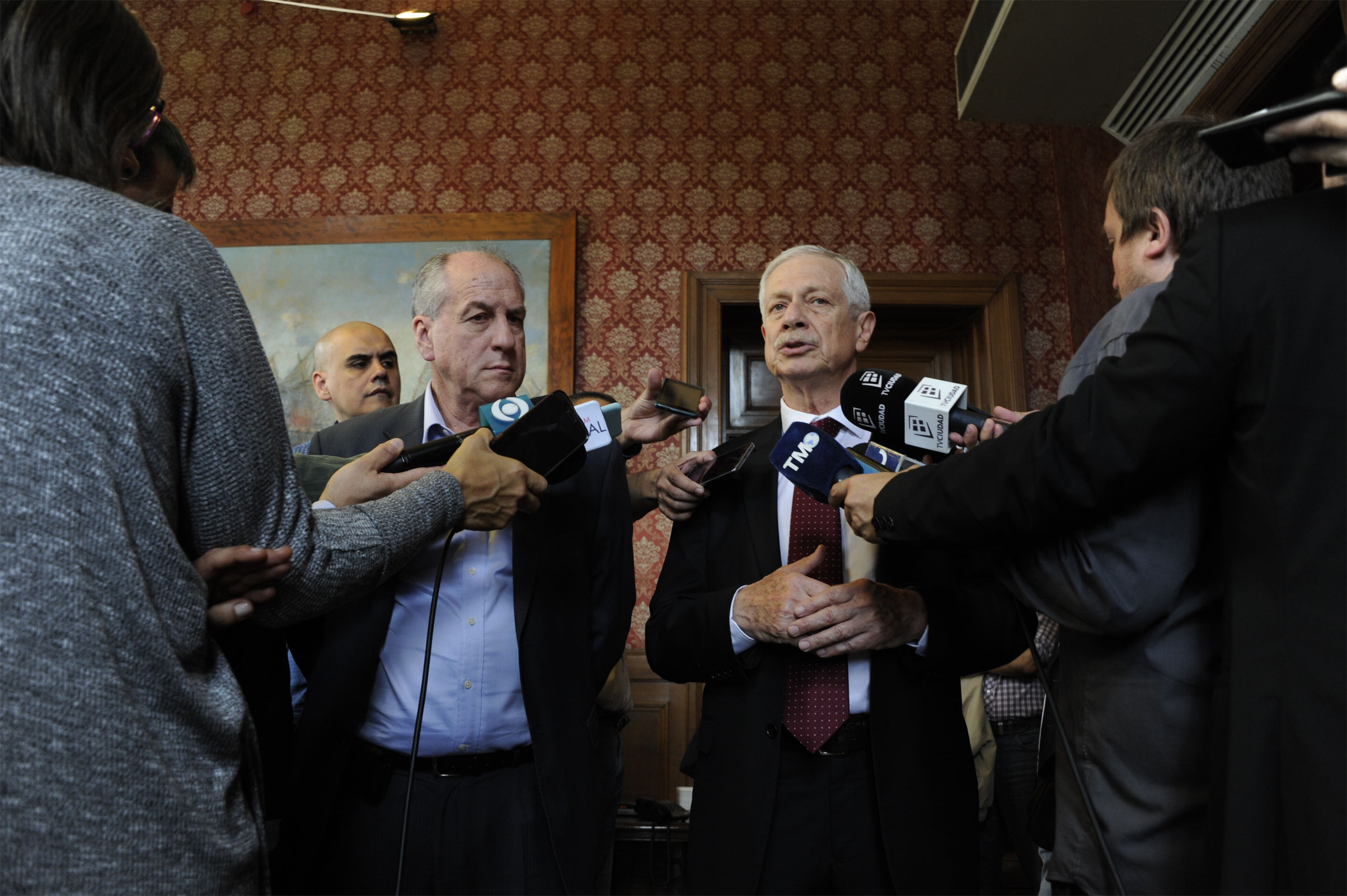 Ministros Ernesto Murro y Jorge Basso realizando declaraciones a la prensa