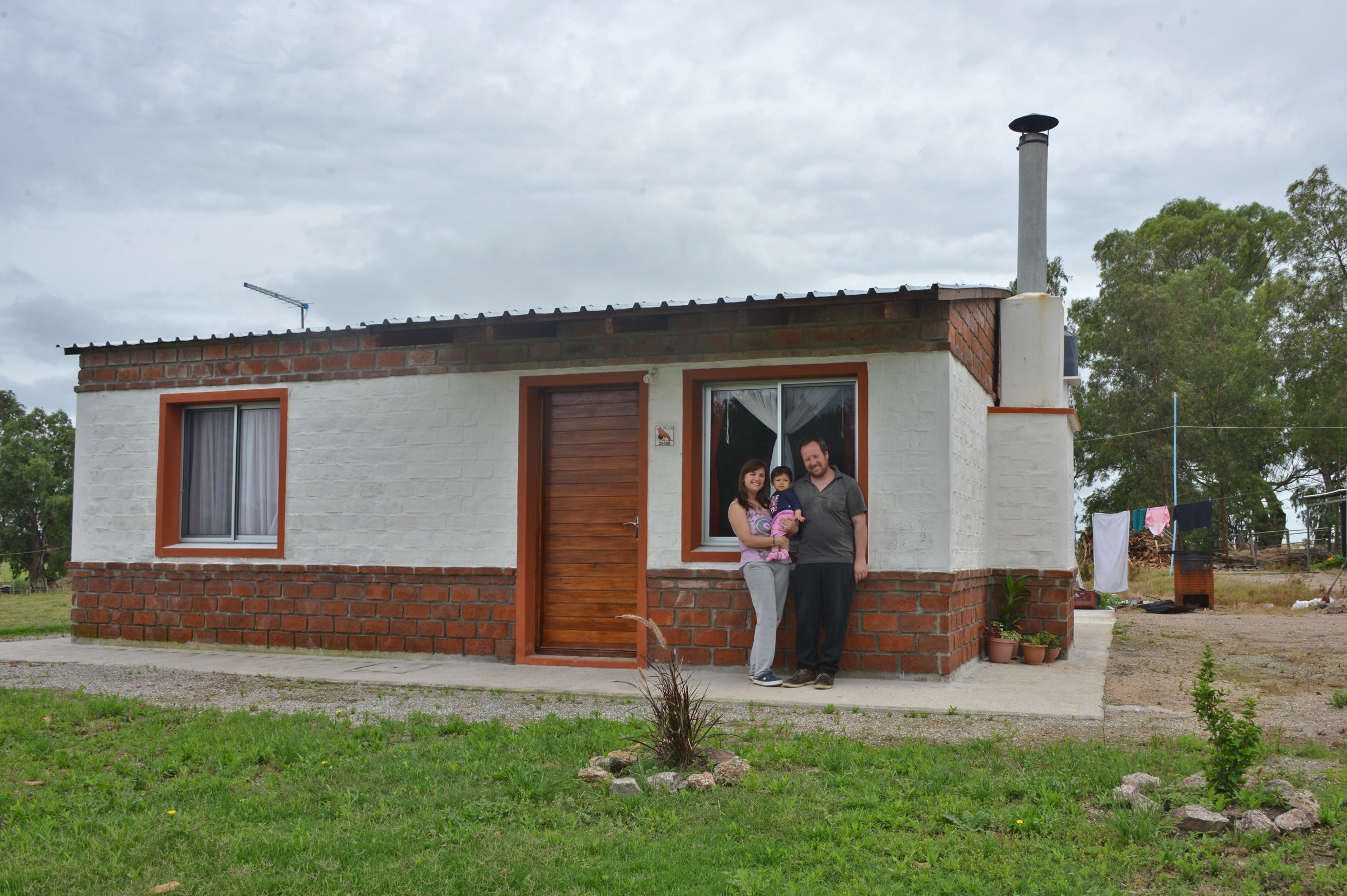 Beneficiarios en su nueva vivienda de Mevir en Tala, Canelones