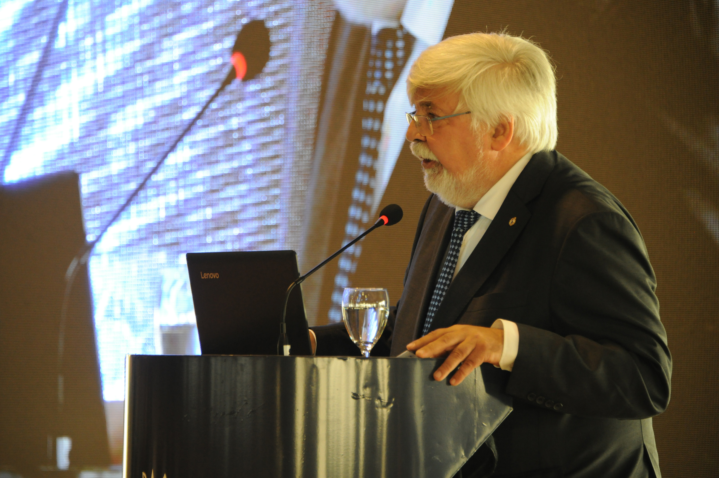 Ministro del Interior, Eduardo Bonomi, haciendo uso de la palabra, en el aniversario de creación de la Policía Nacional