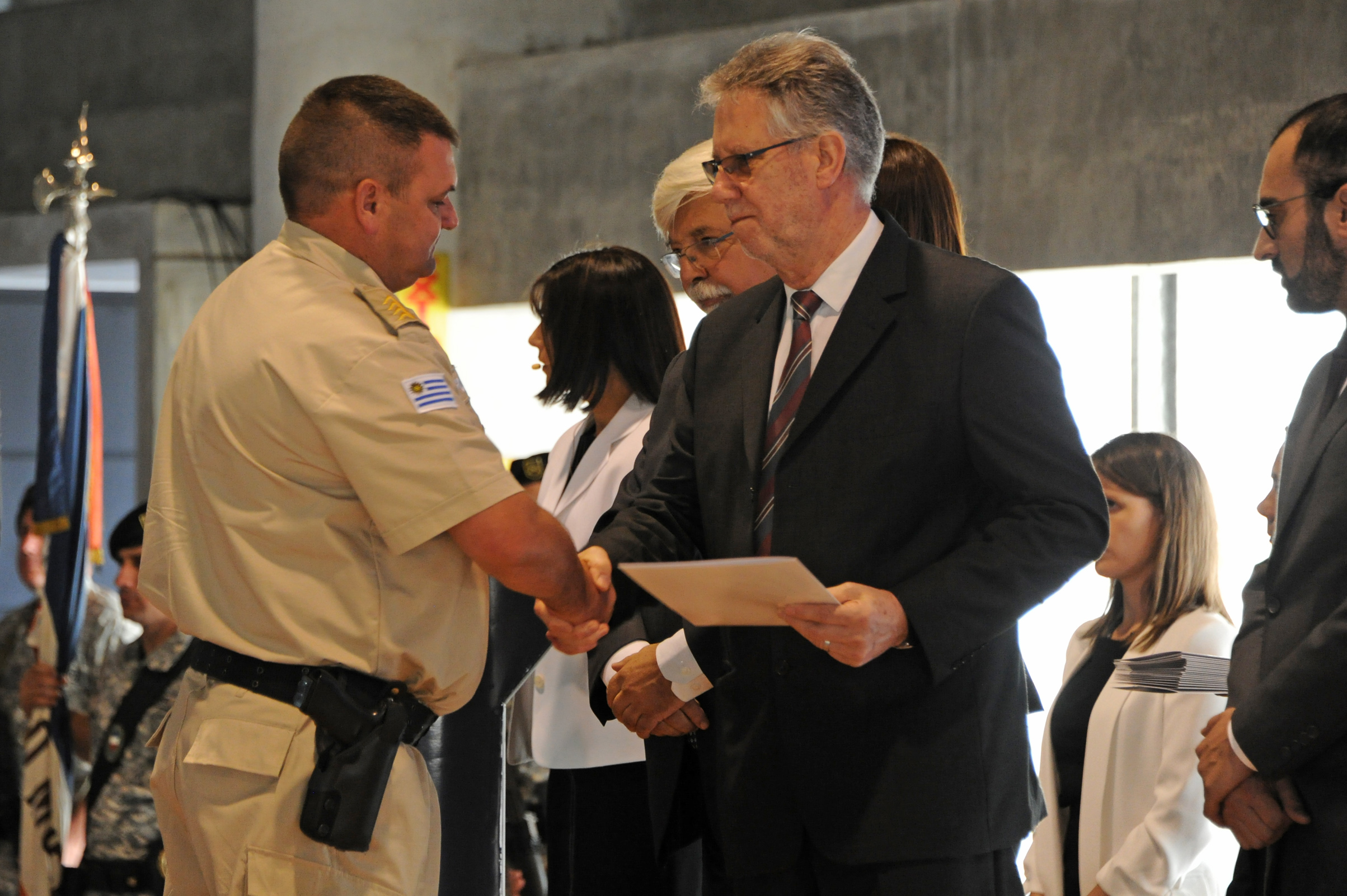 Subsecretario del Interior, Jorge Vázquez, entregando reconocimiento a oficiales de Policía