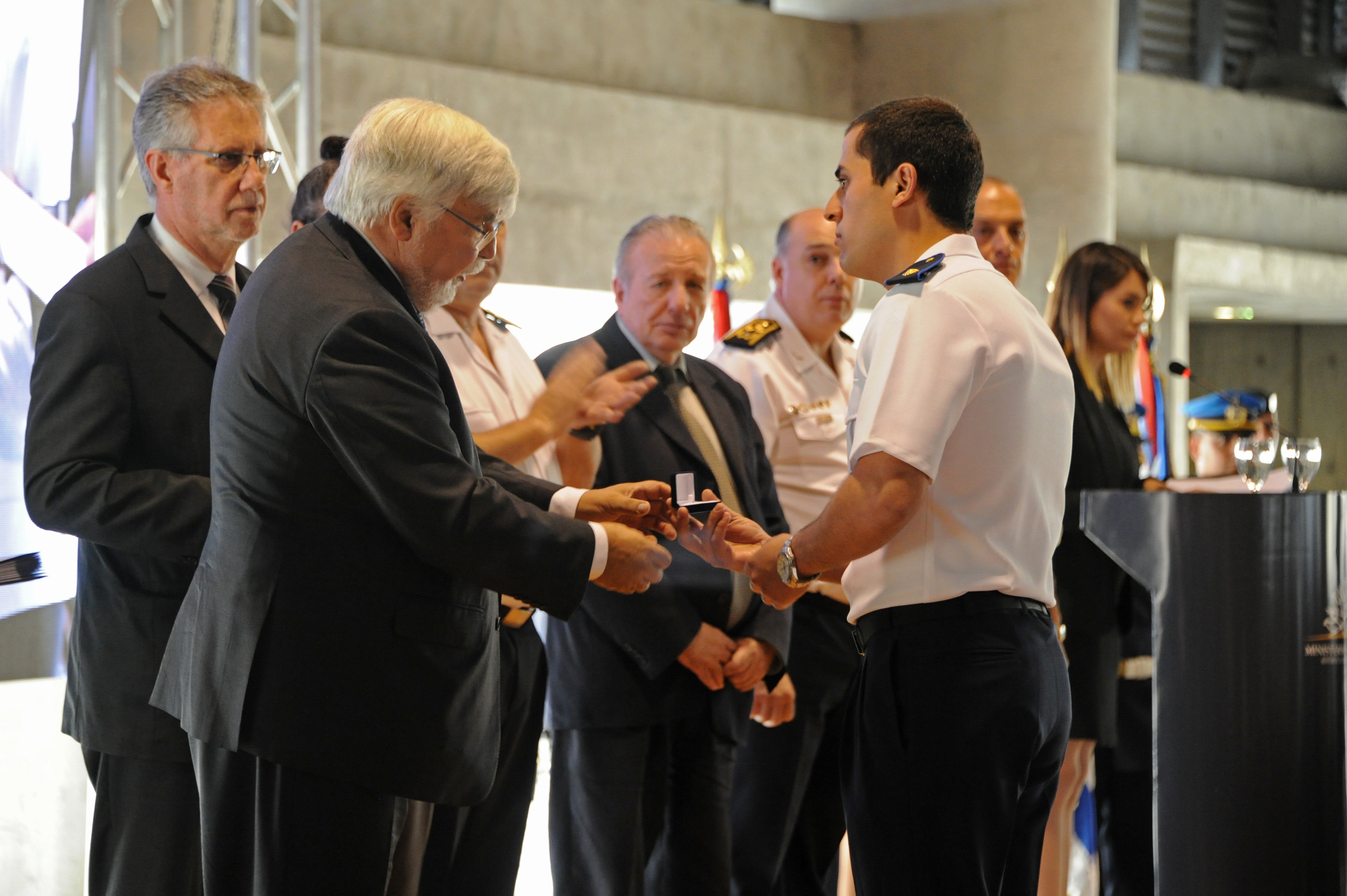 Ministro del Interior, Eduardo Bonomi, entregando reconocimiento a oficiales de Policía