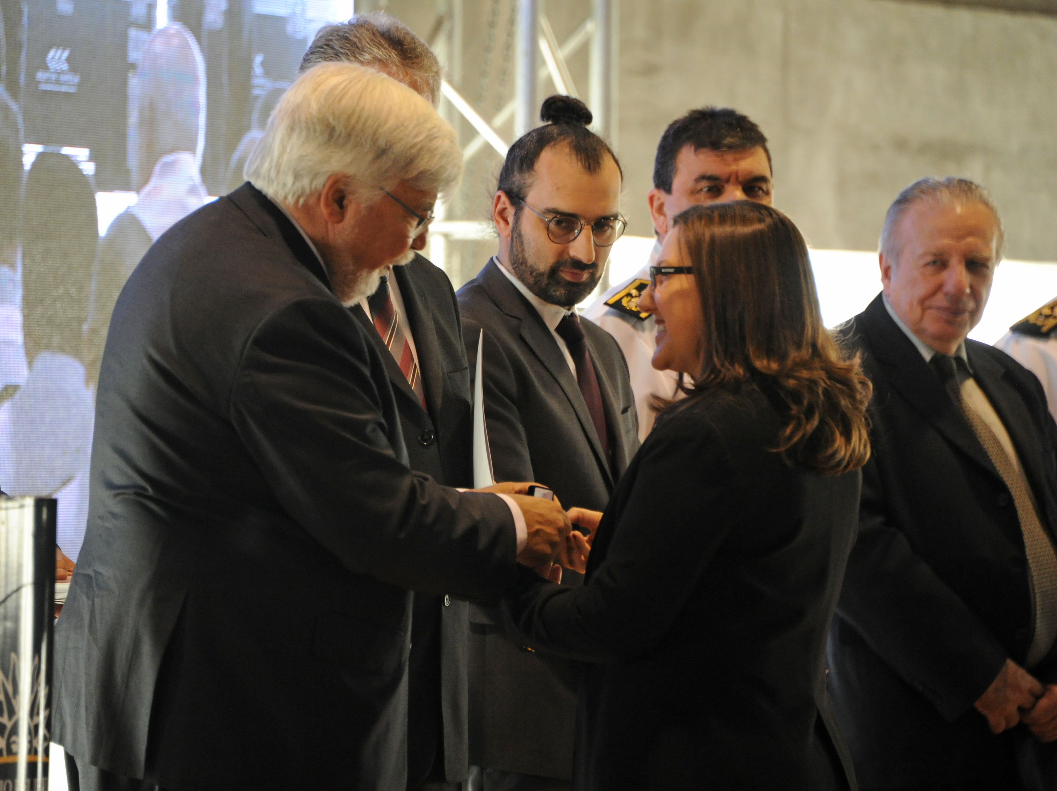Ministro del Interior, Eduardo Bonomi, entregando reconocimiento a oficiales de Policía