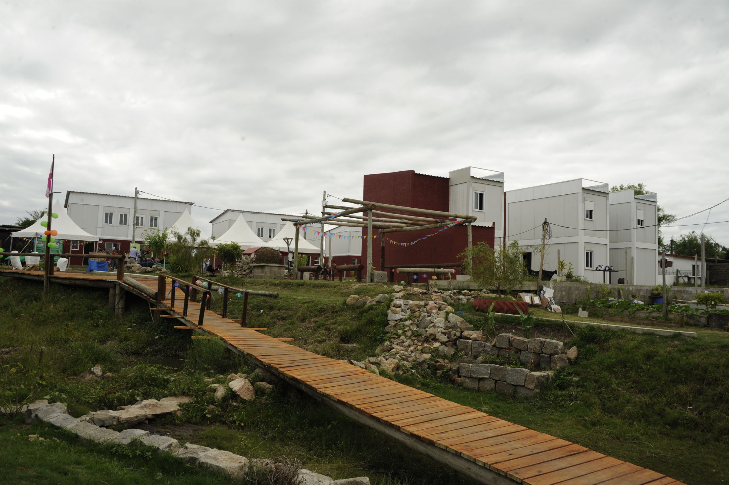 Finalización y entrega de nuevas viviendas del Plan Juntos en el barrio Hipódromo de Florida