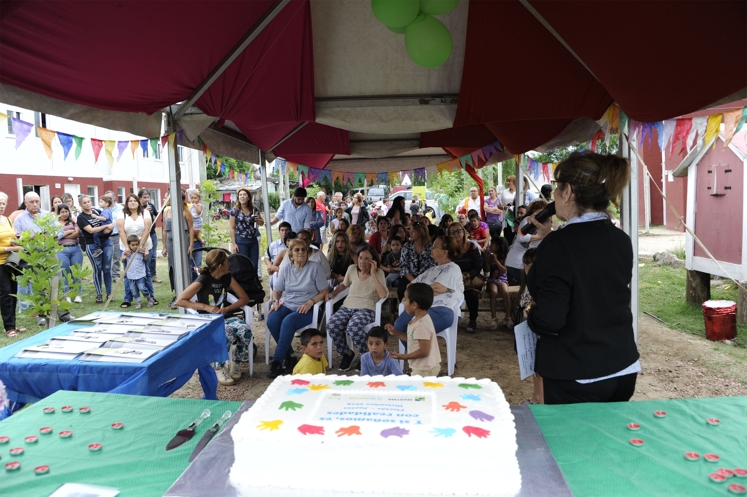 Finalización y entrega de nuevas viviendas del Plan Juntos en el barrio Hipódromo de Florida