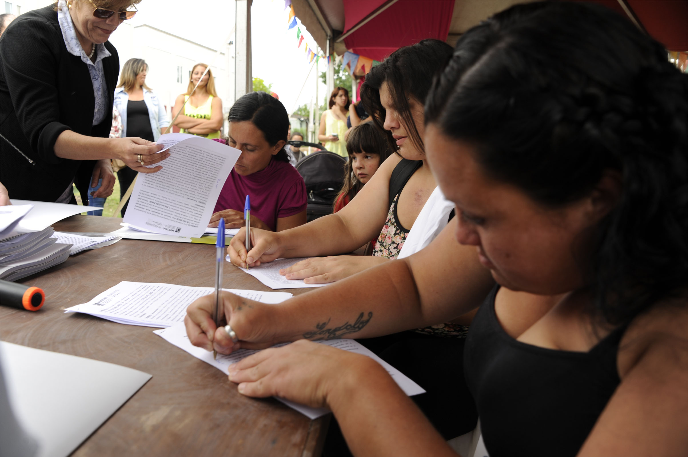Finalización y entrega de nuevas viviendas del Plan Juntos en el barrio Hipódromo de Florida
