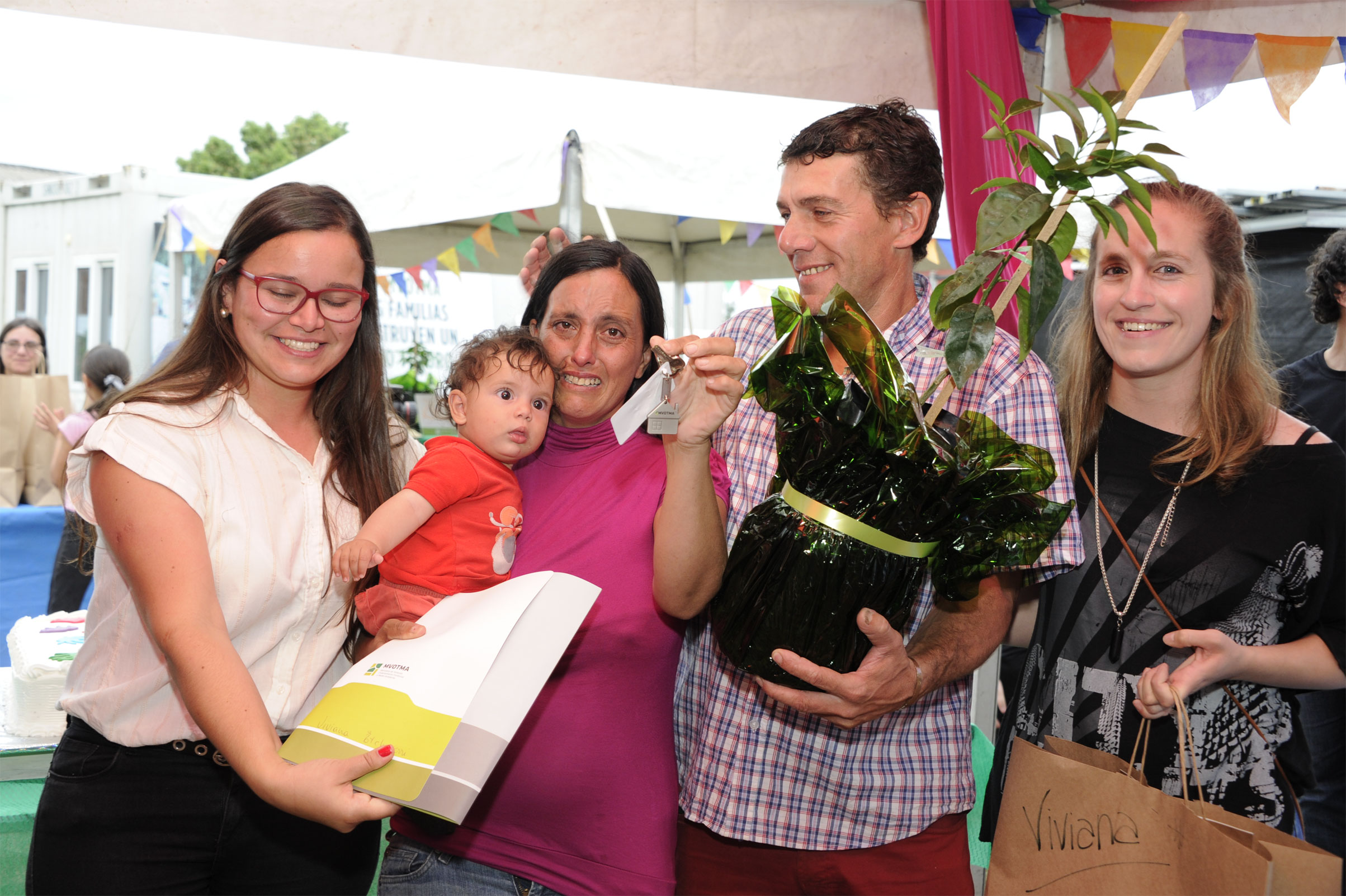 Finalización y entrega de nuevas viviendas del Plan Juntos en el barrio Hipódromo de Florida