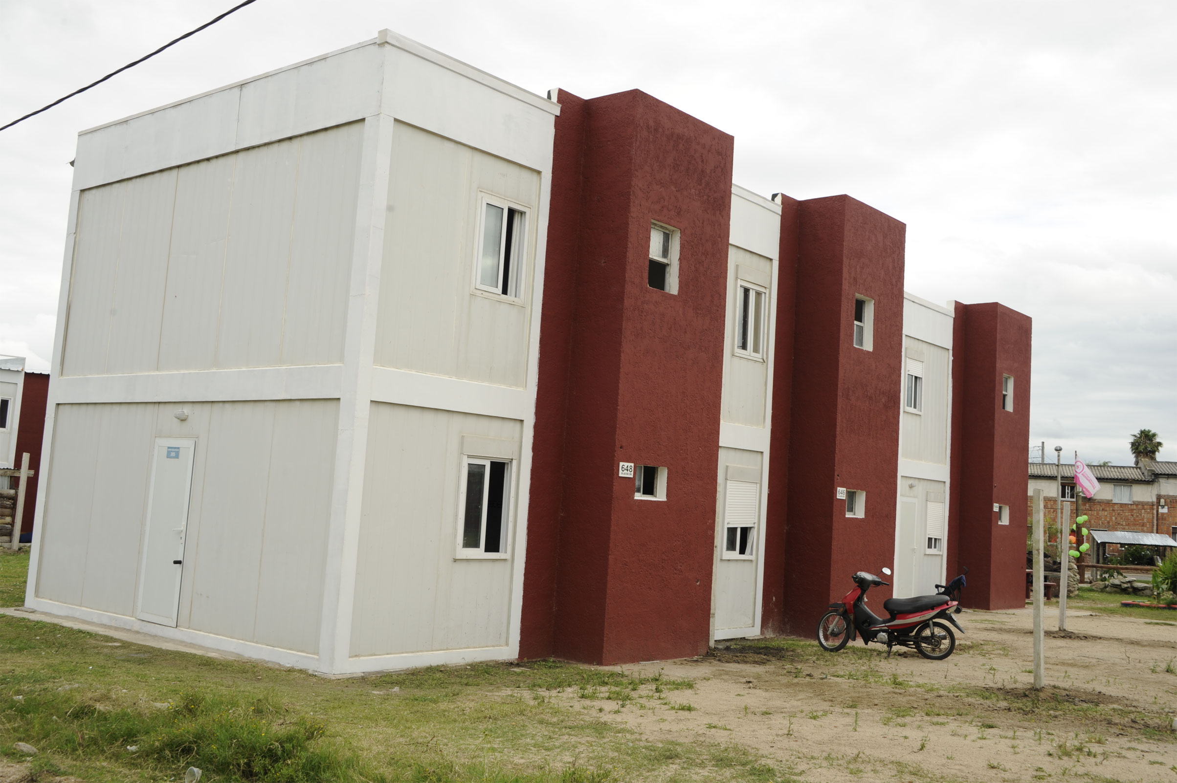 Finalización y entrega de nuevas viviendas del Plan Juntos en el barrio Hipódromo de Florida