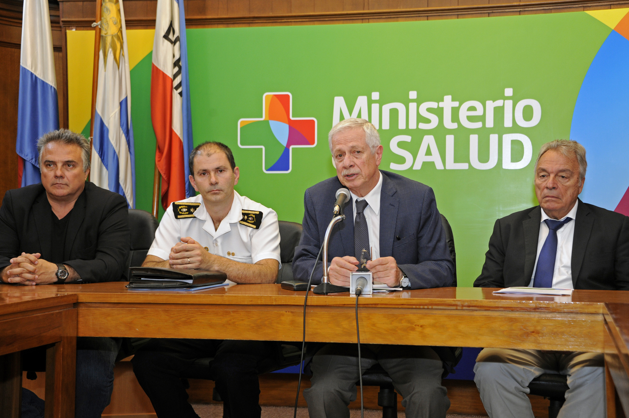 Ministro de Salud Pública, Jorge Basso, haciendo uso de la palabra en conferencia de prensa