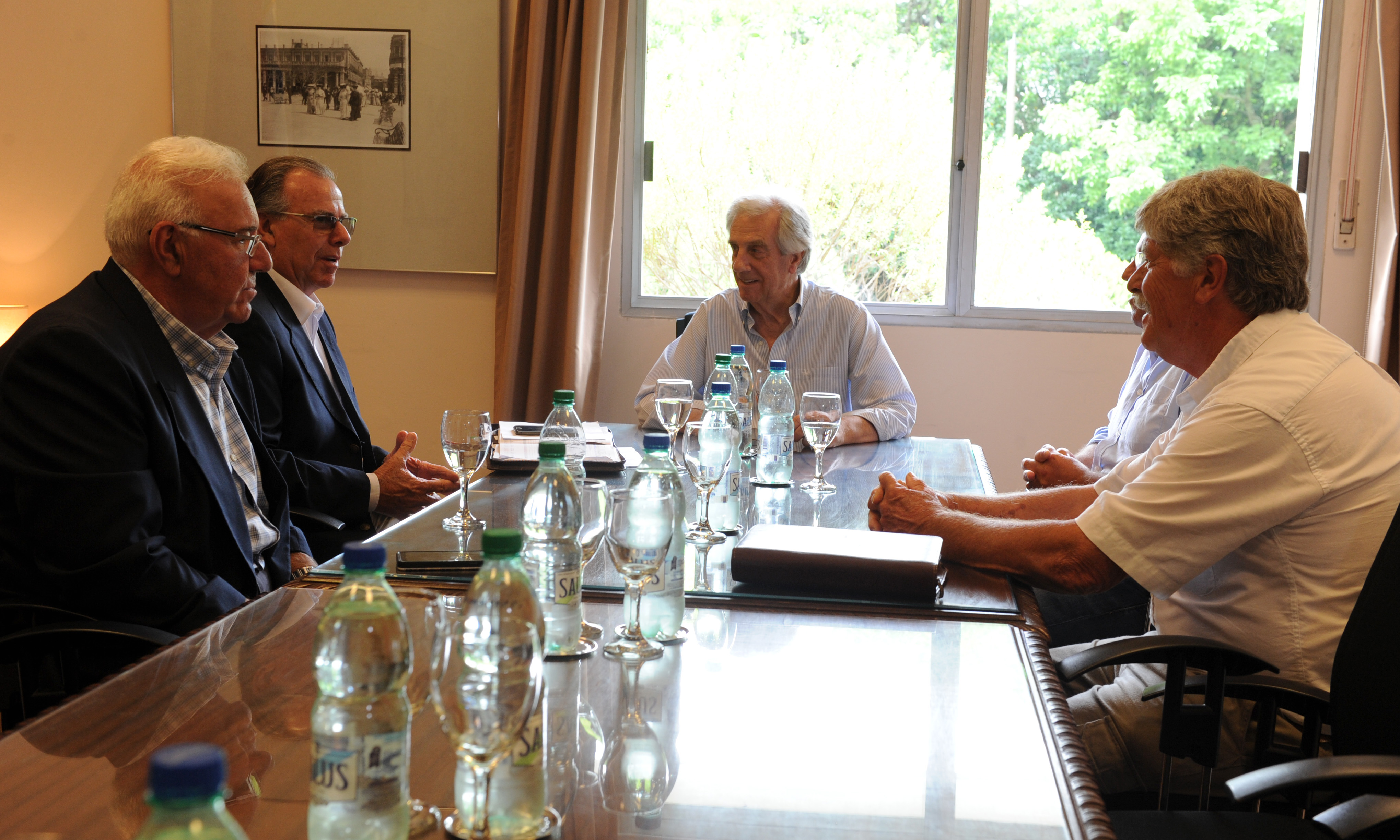 Vázquez reunido con dirigentes de cuatro gremiales del sector lechero