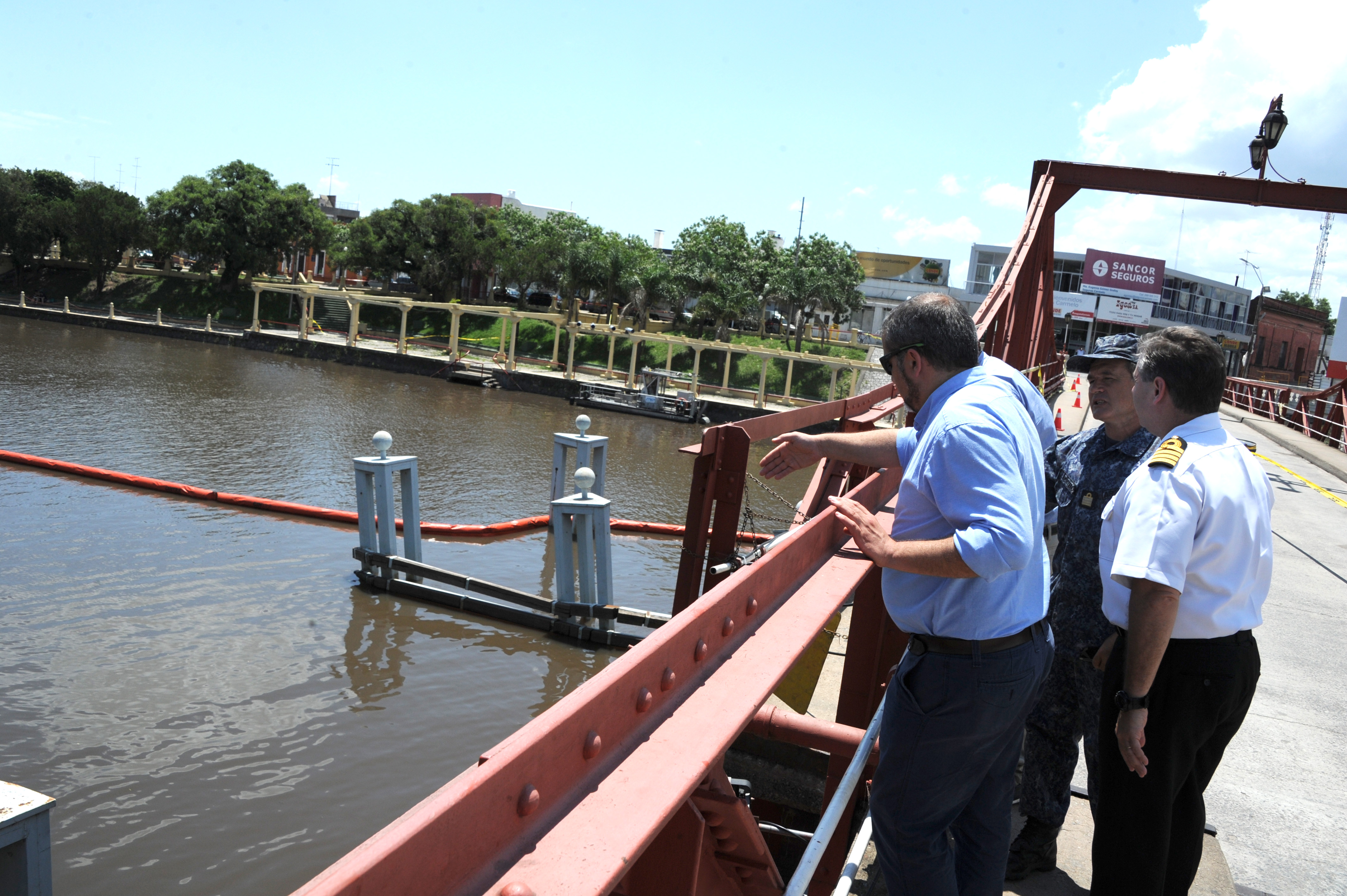 Director del Sistema Nacional de Emergencia, Fernando Traversa, visitó las obras de refacción en el puente de Carmelo