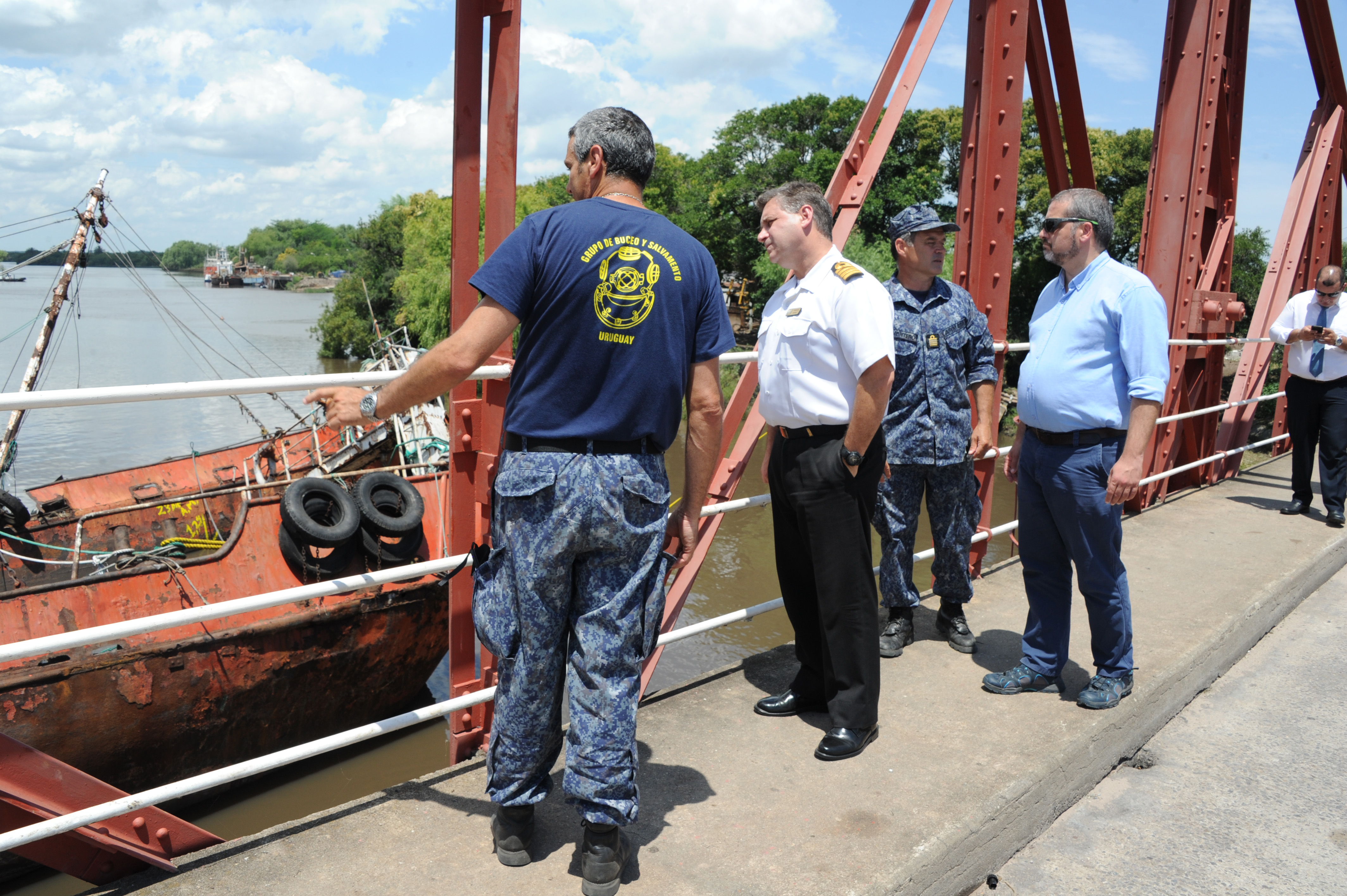 Director del Sistema Nacional de Emergencia, Fernando Traversa, visitó las obras de refacción en el puente de Carmelo