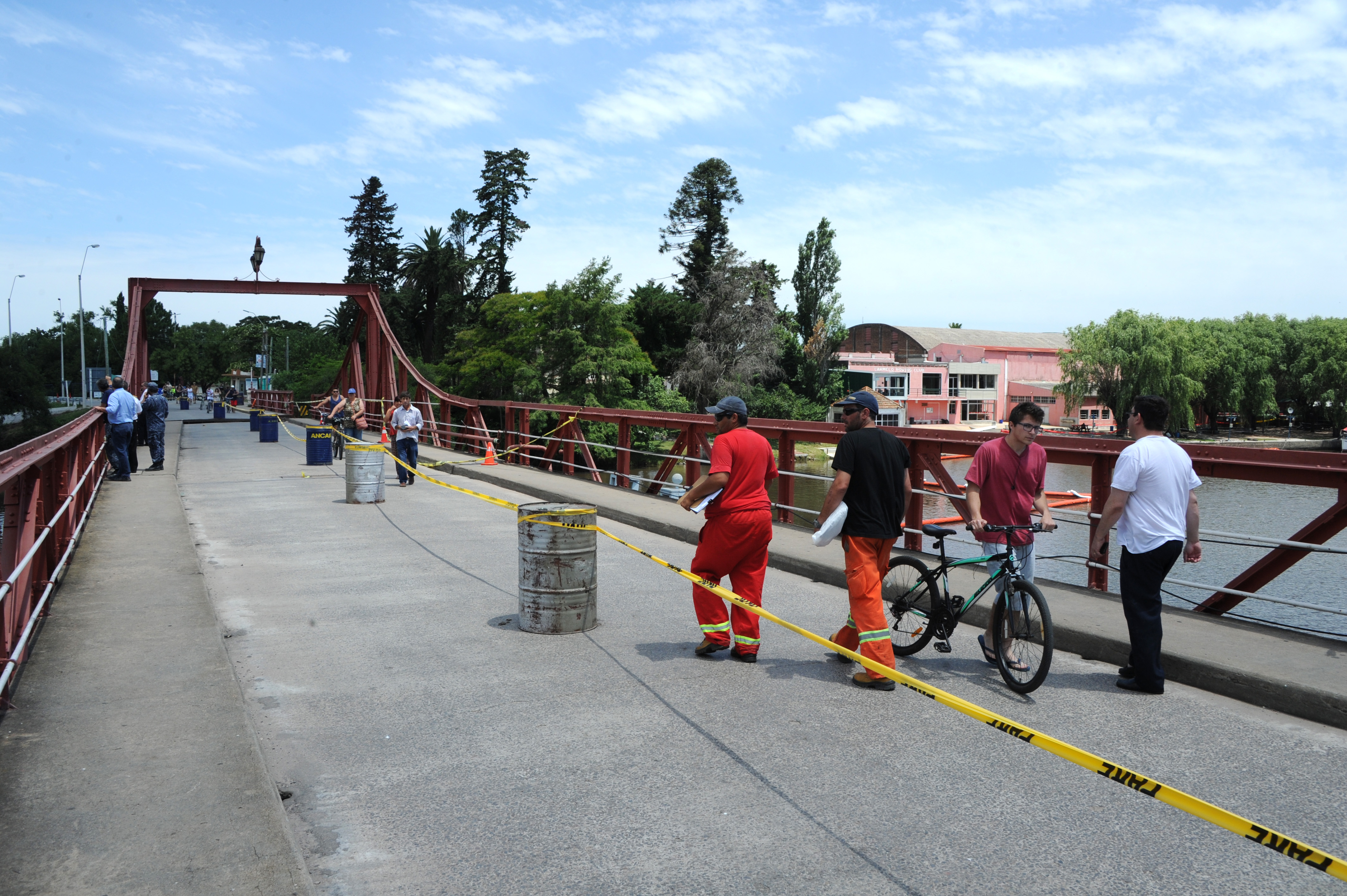 Director del Sistema Nacional de Emergencia, Fernando Traversa, visitó las obras de refacción en el puente de Carmelo