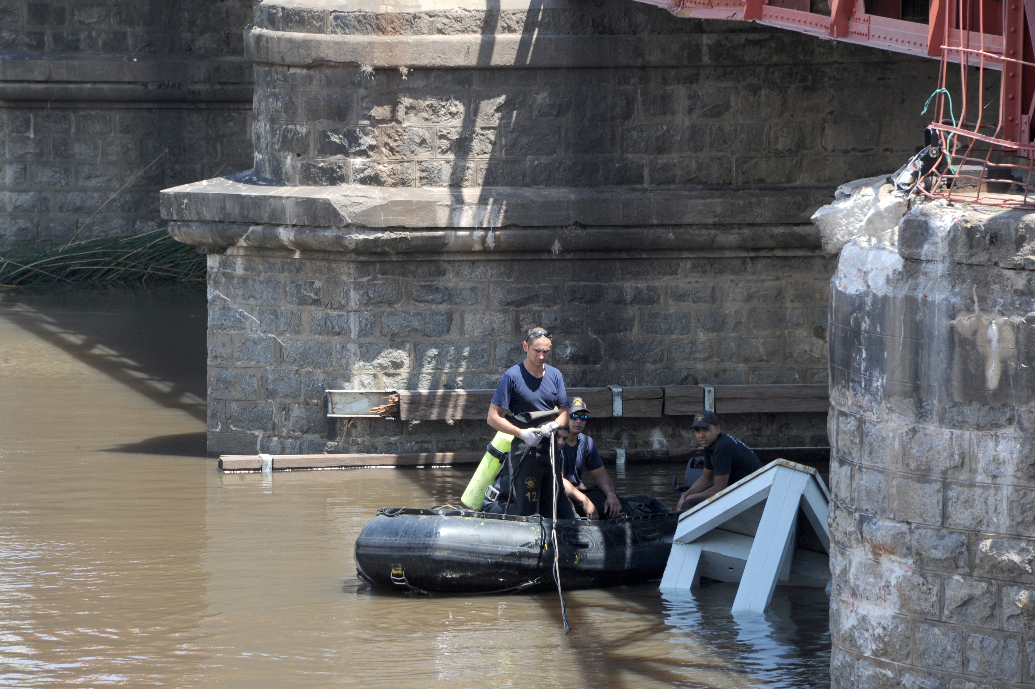Director del Sistema Nacional de Emergencia, Fernando Traversa, visitó las obras de refacción en el puente de Carmelo