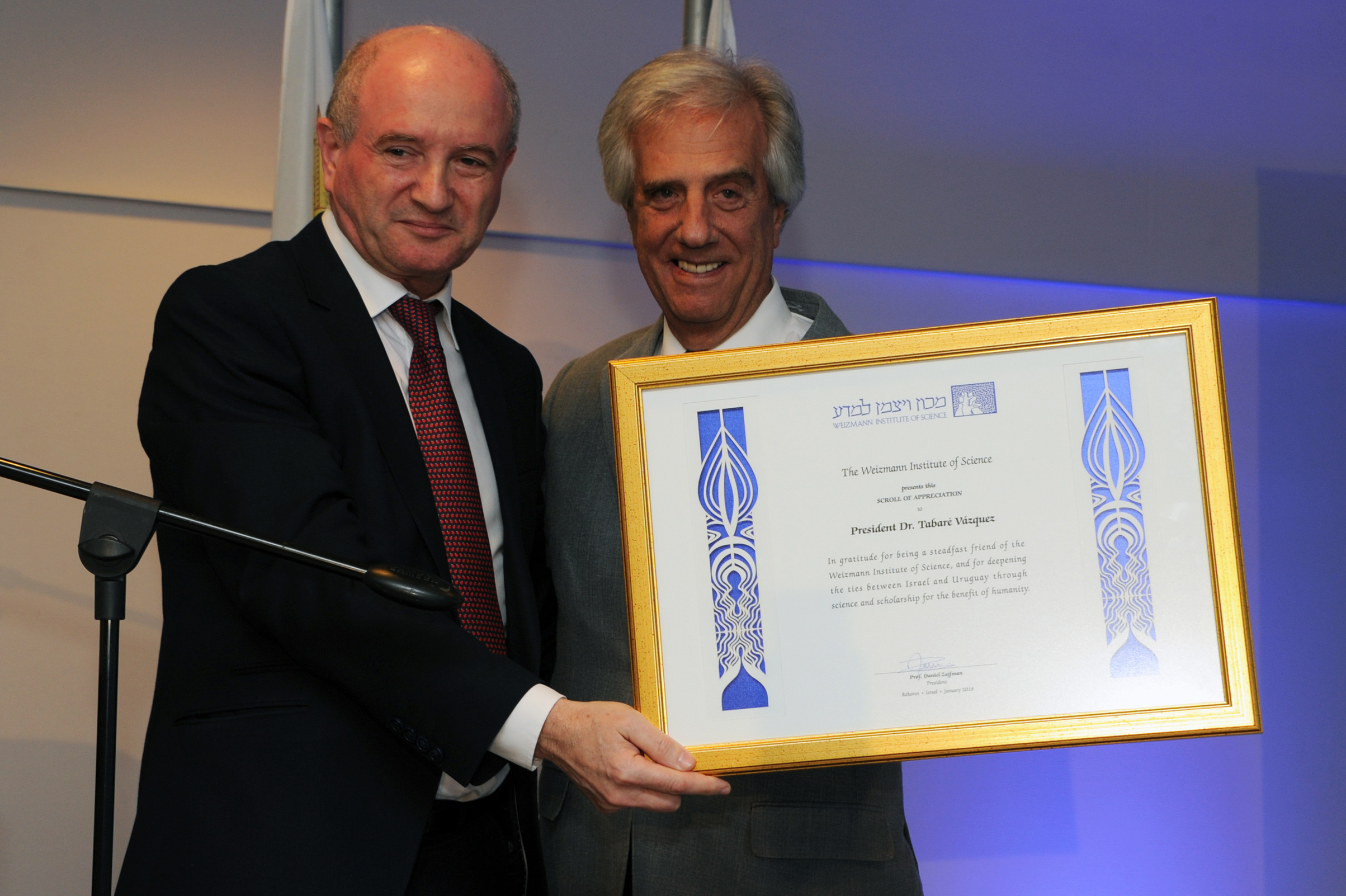 Daniel Zajfman entrega diploma al presidente Tabaré Vázquez