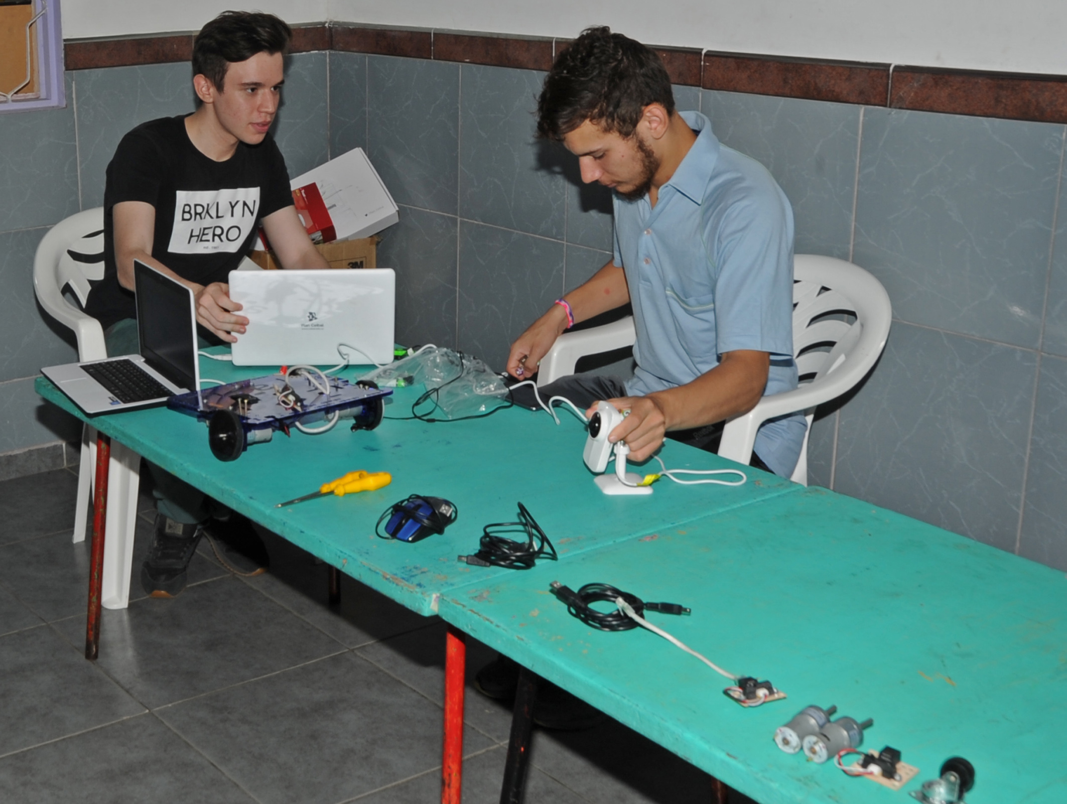 Cursos de robótica, programación y reparación de PC a niños y jóvenes de zonas de contexto crítico