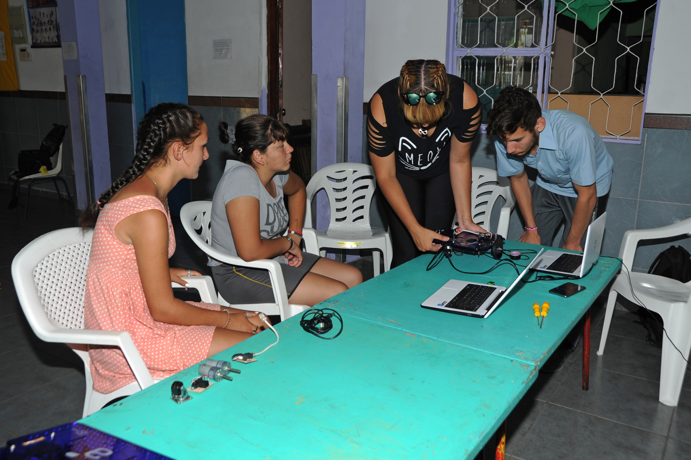 Cursos de robótica, programación y reparación de PC a niños y jóvenes de zonas de contexto crítico