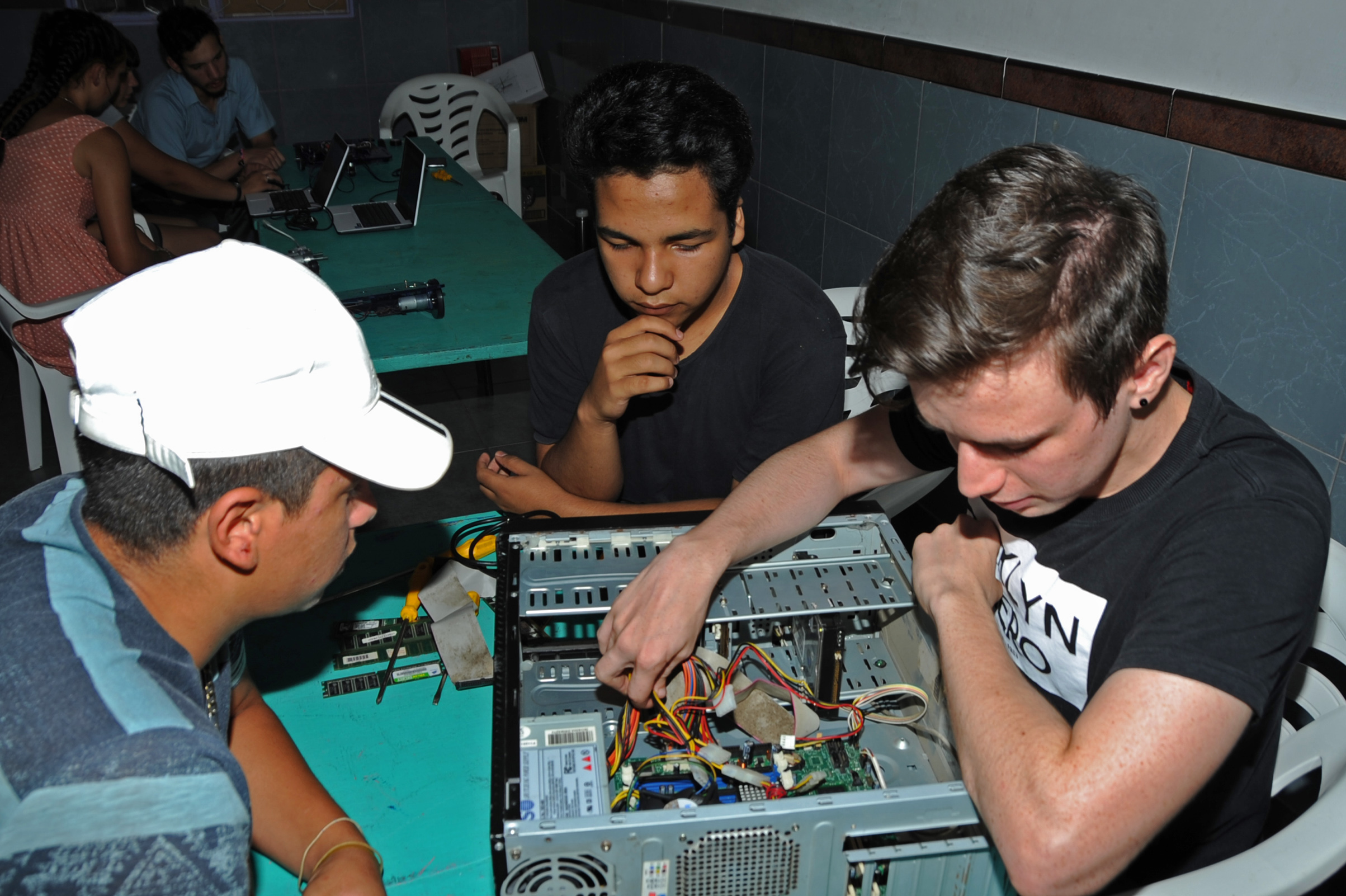 Cursos de robótica, programación y reparación de PC a niños y jóvenes de zonas de contexto crítico