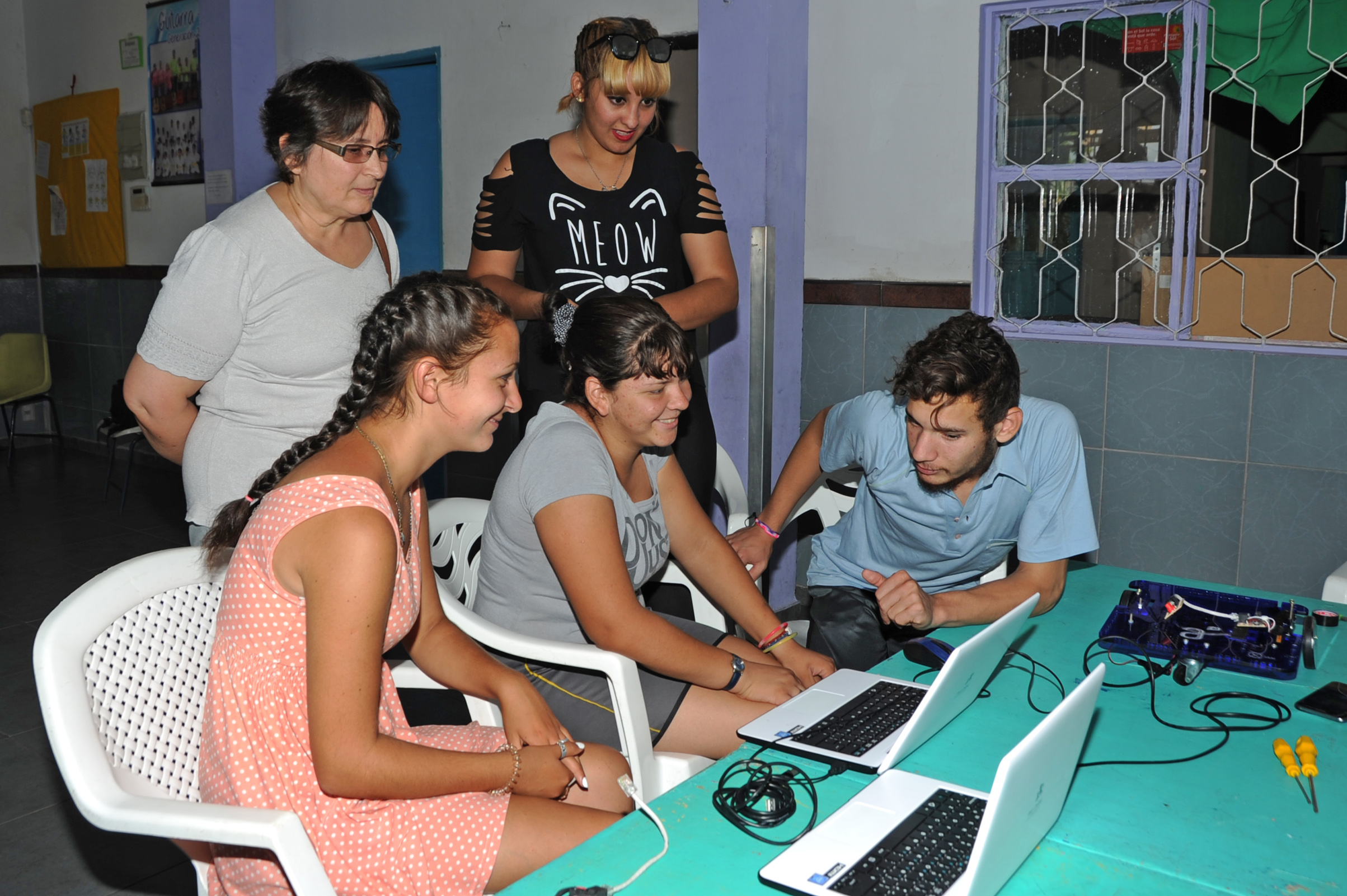 Cursos de robótica, programación y reparación de PC a niños y jóvenes de zonas de contexto crítico