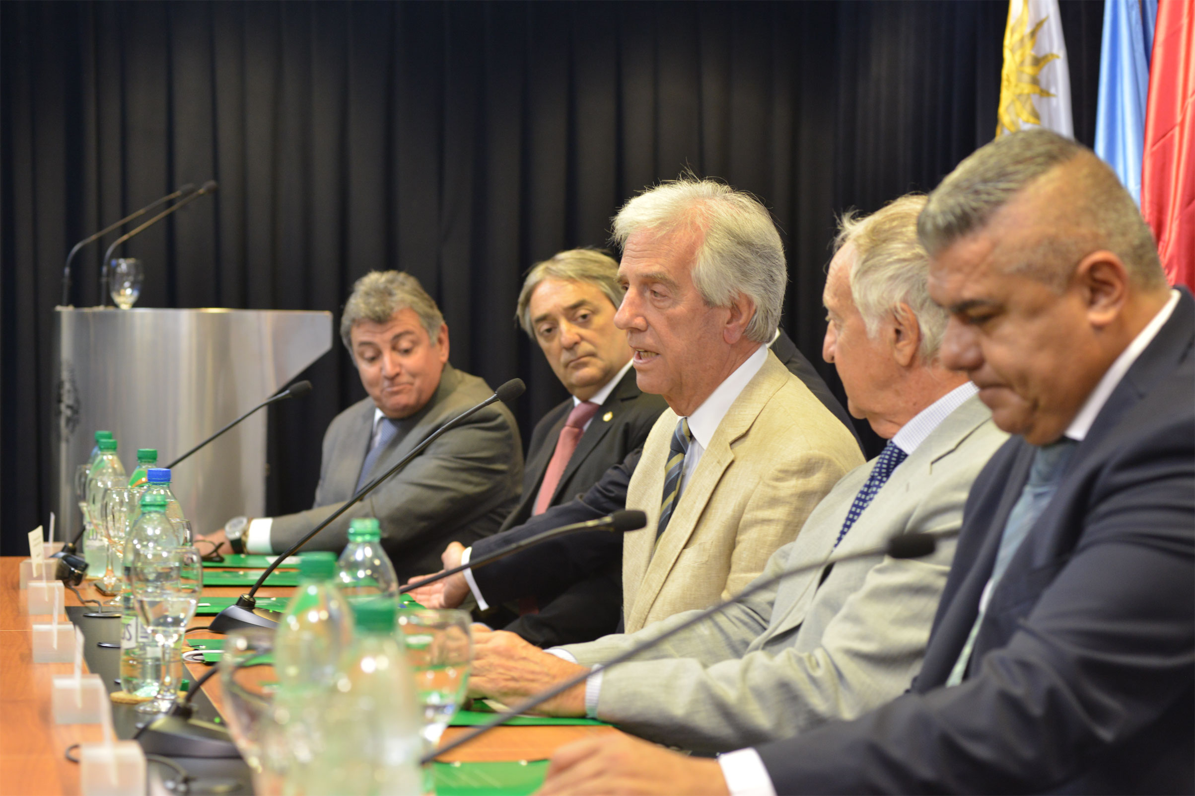Presidente Vázquez haciendo uso de la palabra en conferencia de prensa luego de reunión por candidatura conjunta Copa del Mundo 2030