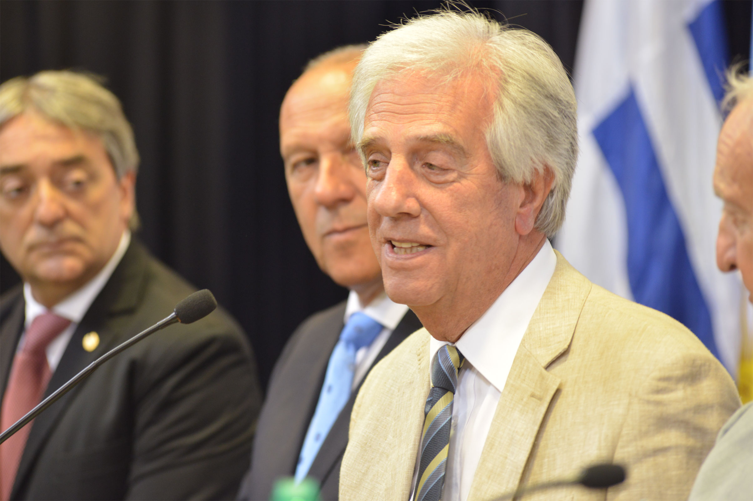 Presidente Vázquez haciendo uso de la palabra en conferencia de prensa luego de reunión por candidatura conjunta Copa del Mundo 2030