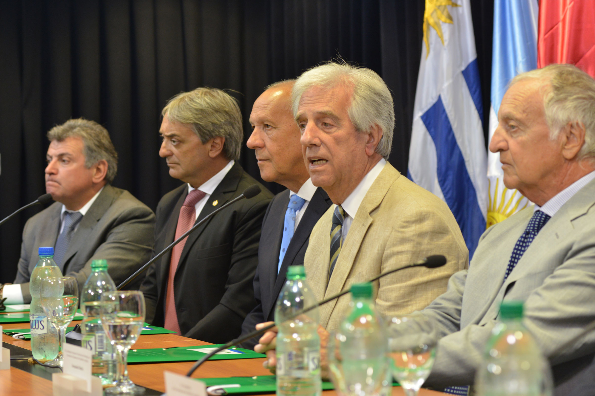 Presidente Vázquez haciendo uso de la palabra en conferencia de prensa luego de reunión por candidatura conjunta Copa del Mundo 2030