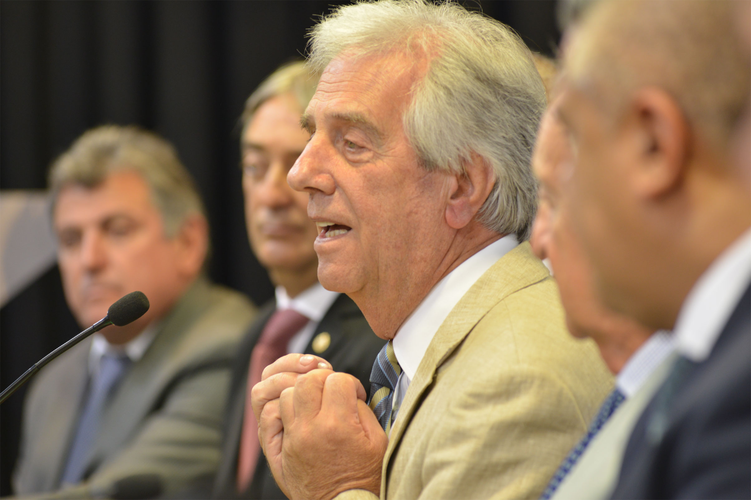 Presidente Vázquez haciendo uso de la palabra en conferencia de prensa luego de reunión por candidatura conjunta Copa del Mundo 2030