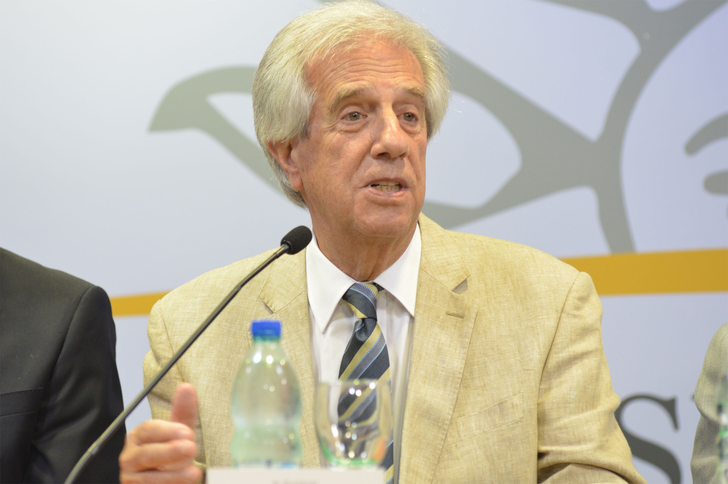 Presidente Vázquez haciendo uso de la palabra en conferencia de prensa luego de reunión por candidatura conjunta Copa del Mundo 2030