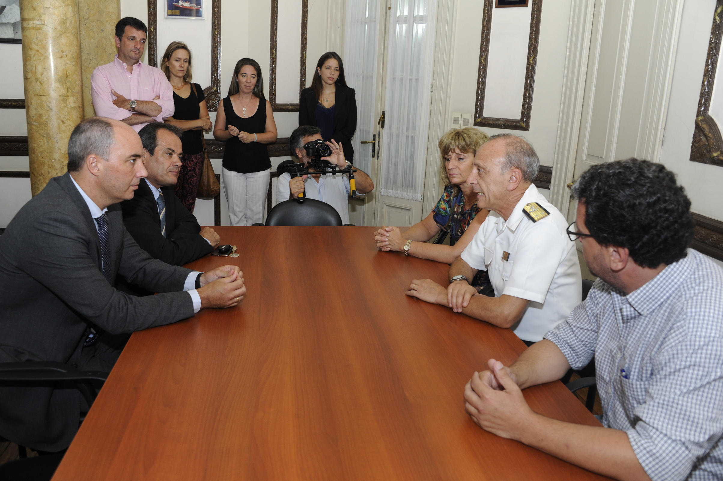 Representantes del Ministerio de Industria, Energía y Minería, el Instituto Antártico Uruguayo y la empresa Tecnova durante la firma del acuerdo