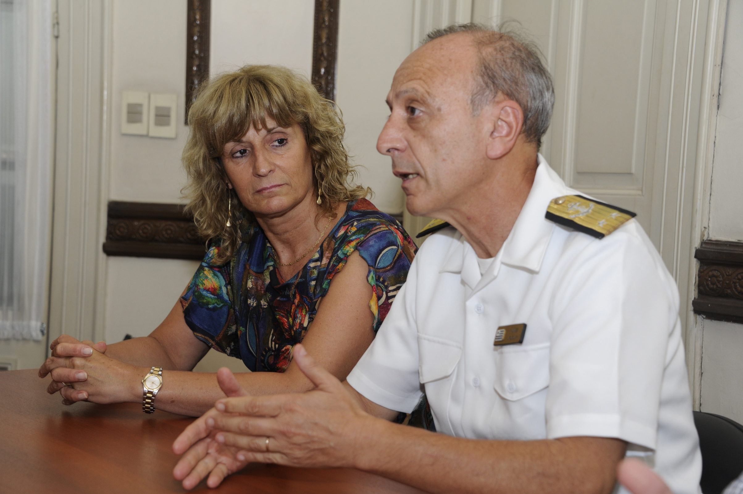 Representantes del Ministerio de Industria, Energía y Minería, el Instituto Antártico Uruguayo y la empresa Tecnova durante la firma del acuerdo