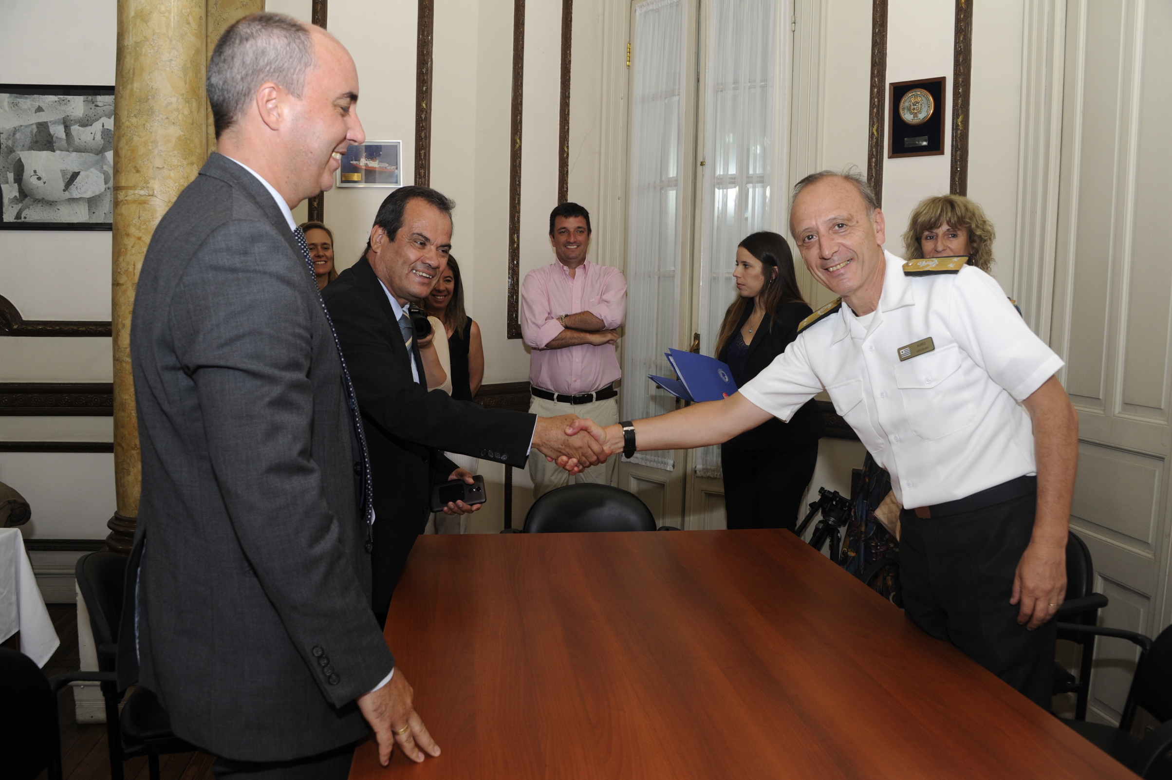 Representantes del Ministerio de Industria, Energía y Minería, el Instituto Antártico Uruguayo y la empresa Tecnova al concluir la firma del acuerdo