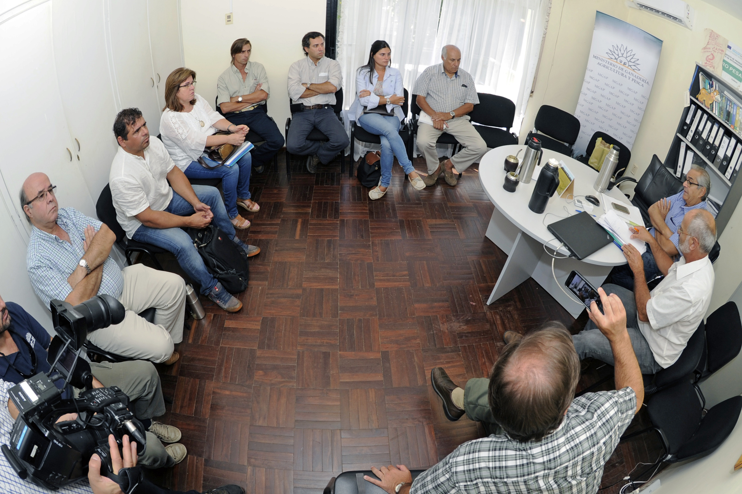 Enzo Benech reunido con autoridades locales y productores en Durazno