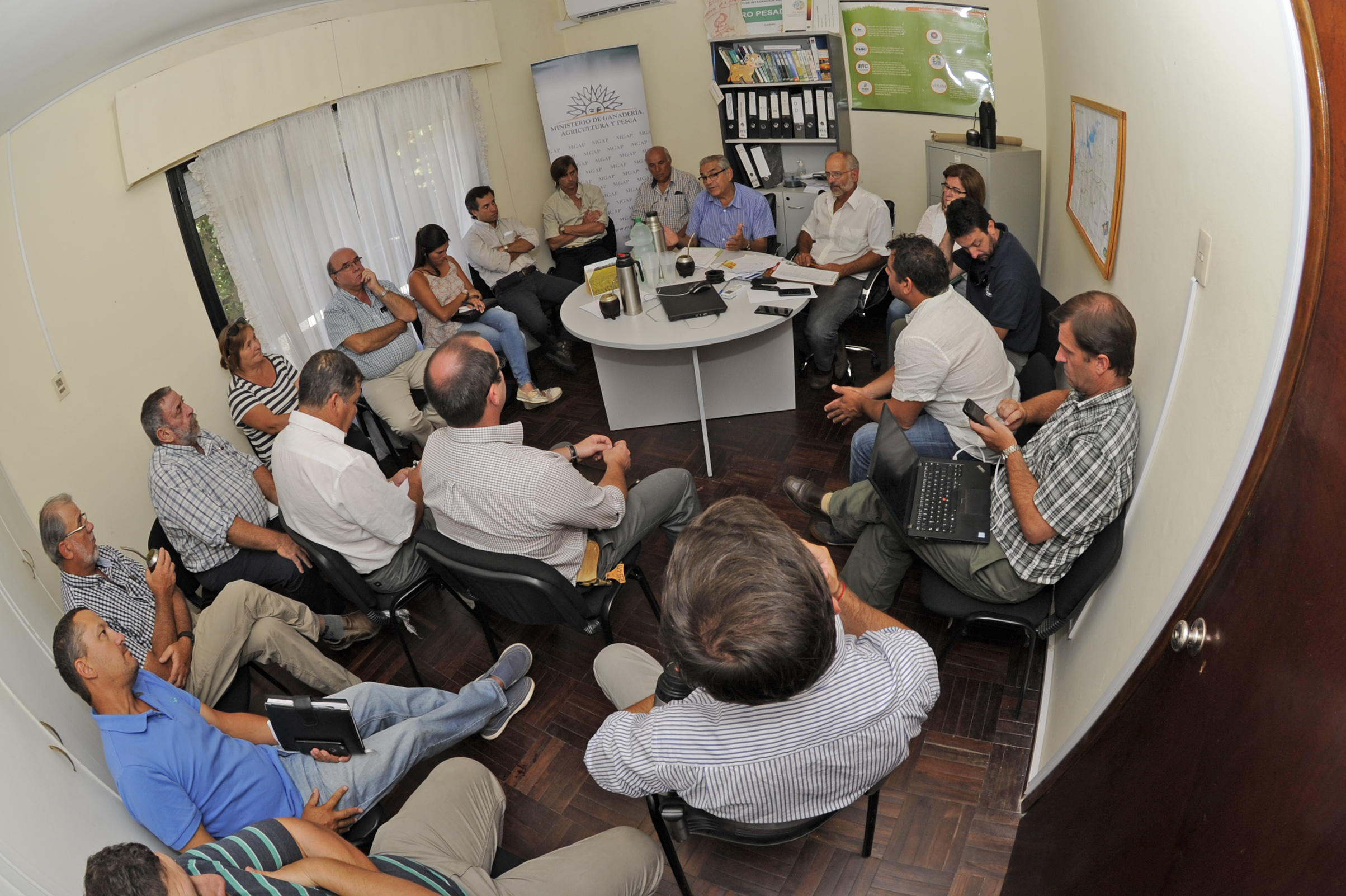 Enzo Benech reunido con autoridades locales y productores en Durazno
