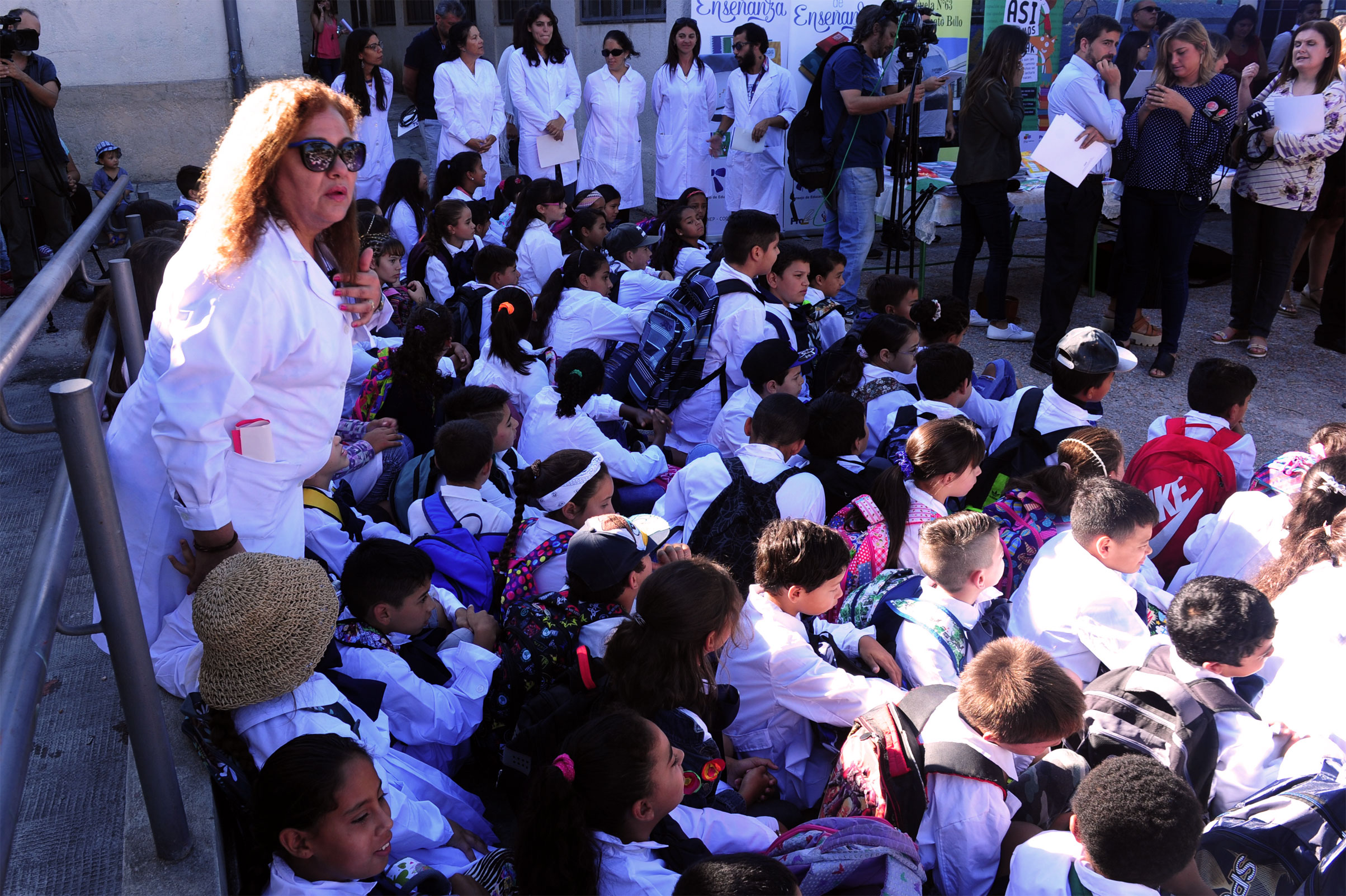 Maestros y alumnos en escuela n.º 63