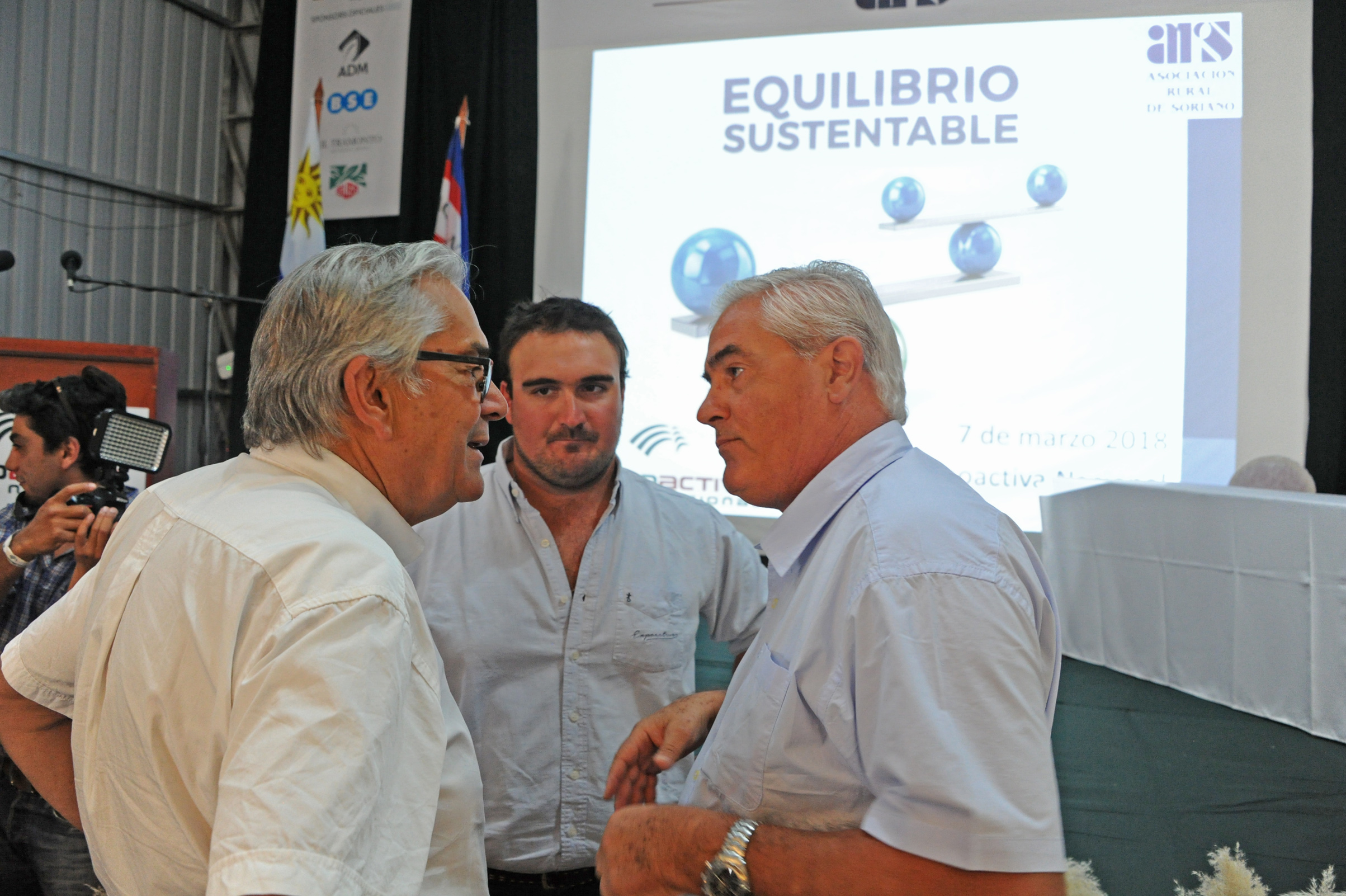 Autoridades previo al inicio de la actividad