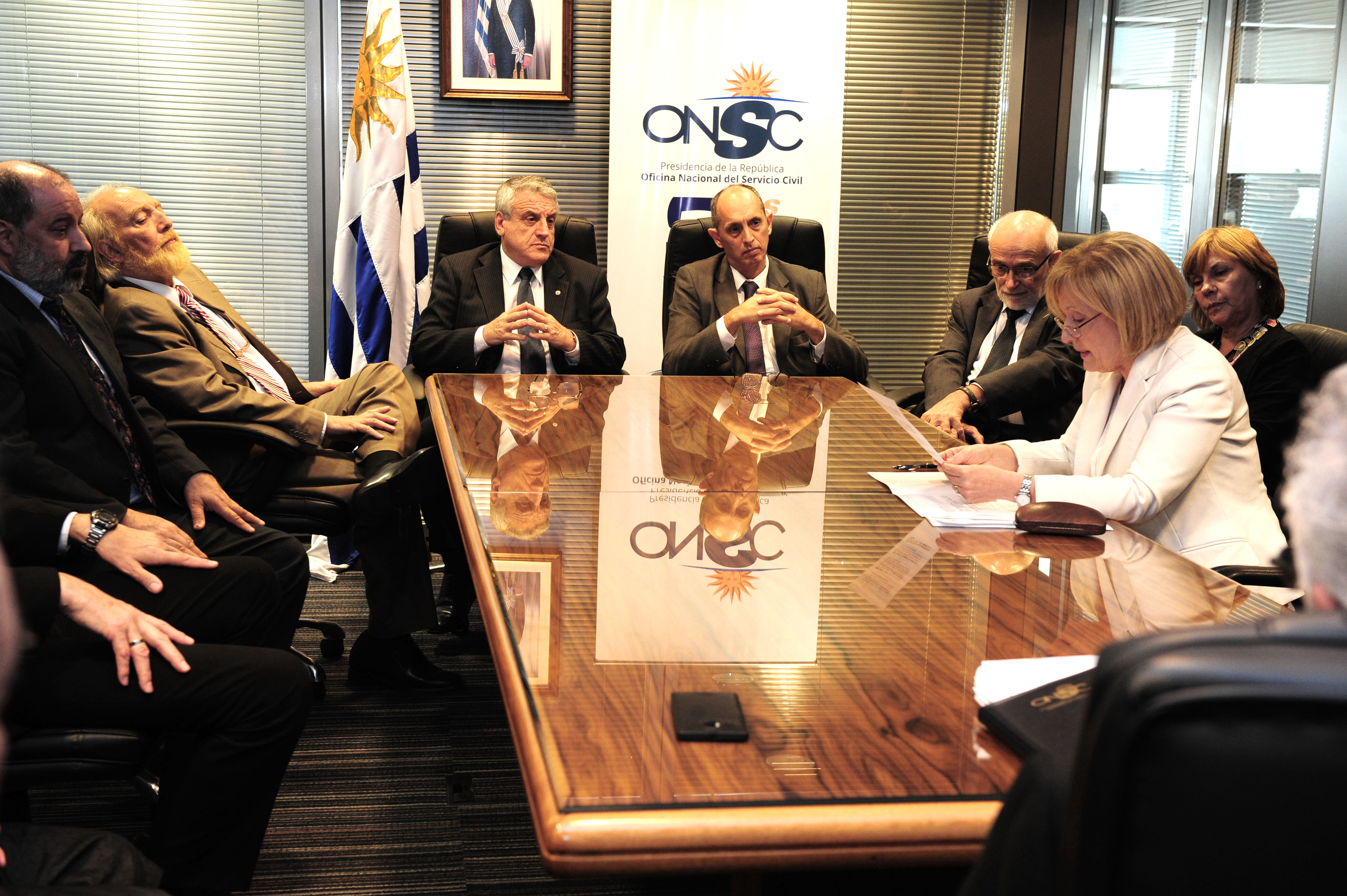 Director de la Oficina Nacional del Servicio Civil (ONSC), Alberto Scavarelli, y el presidente de UTE, Gonzalo Casaravilla, durante la firma