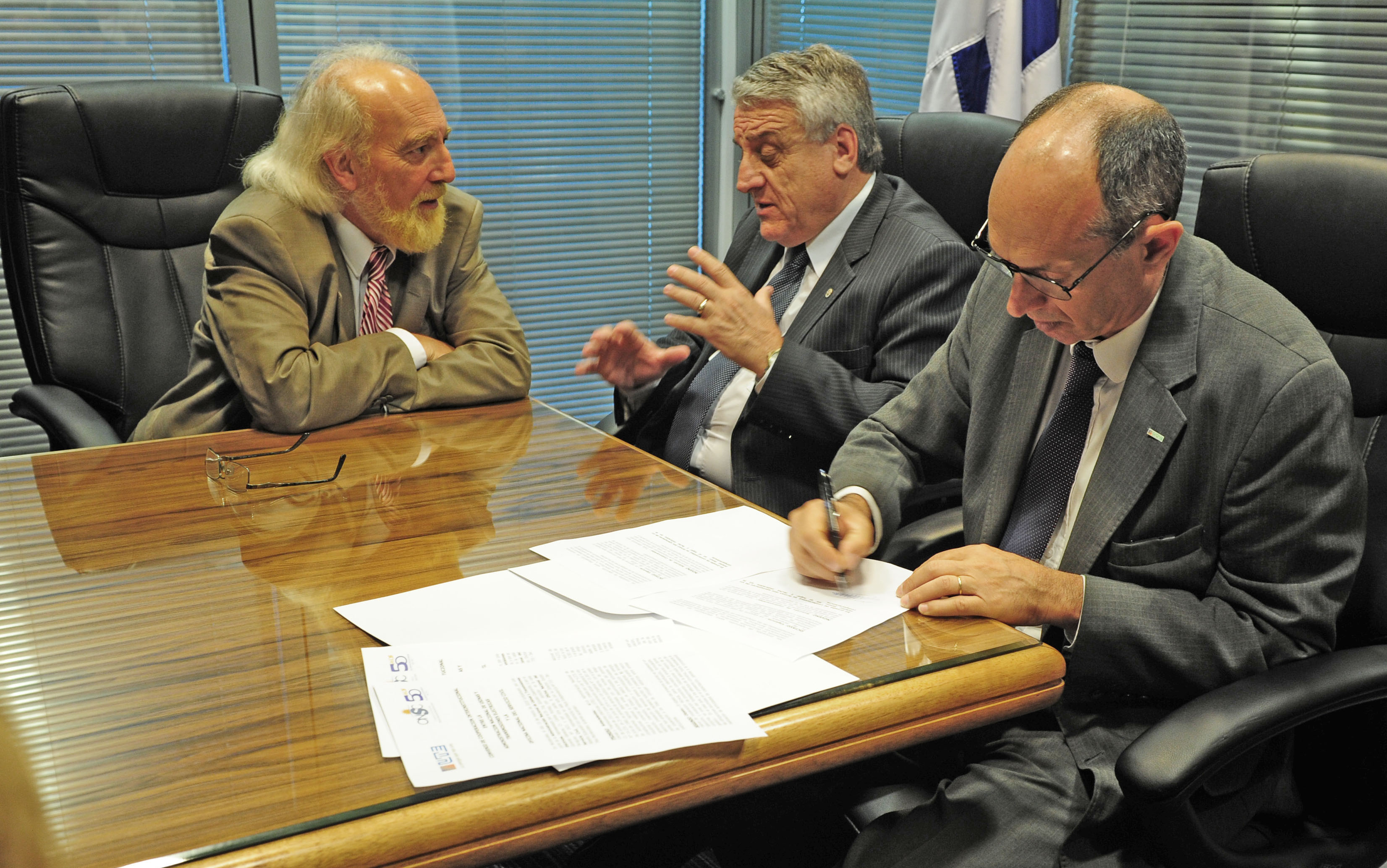 Director de la Oficina Nacional del Servicio Civil (ONSC), Alberto Scavarelli, y el presidente de UTE, Gonzalo Casaravilla, durante la firma