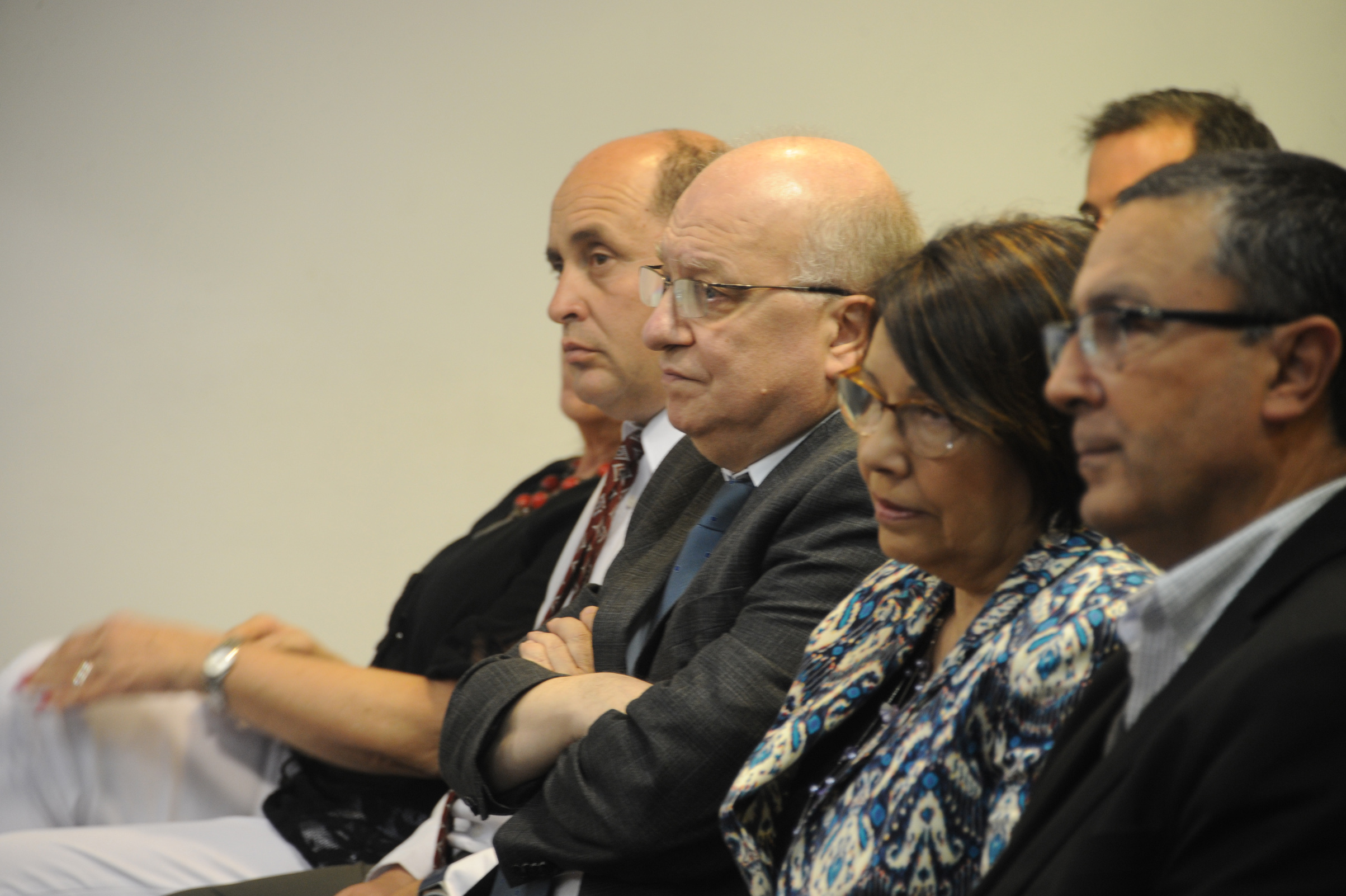 Autoridades y público asistente a la conferencia