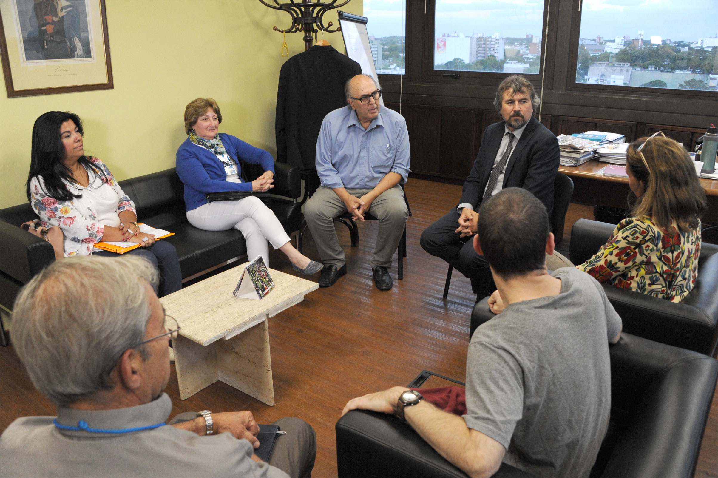 Presidente de ASSE, Marcos Carámbula, junto a director general de presidencia, Diego Pastorín, con delegación de Centro de Rehabilitación de Maldonado