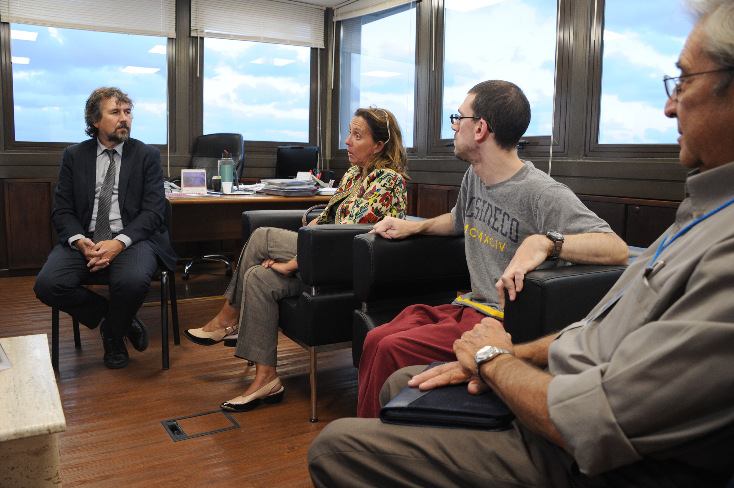 Presidente de ASSE, Marcos Carámbula, junto a director general de presidencia, Diego Pastorín, con delegación de Centro de Rehabilitación de Maldonado