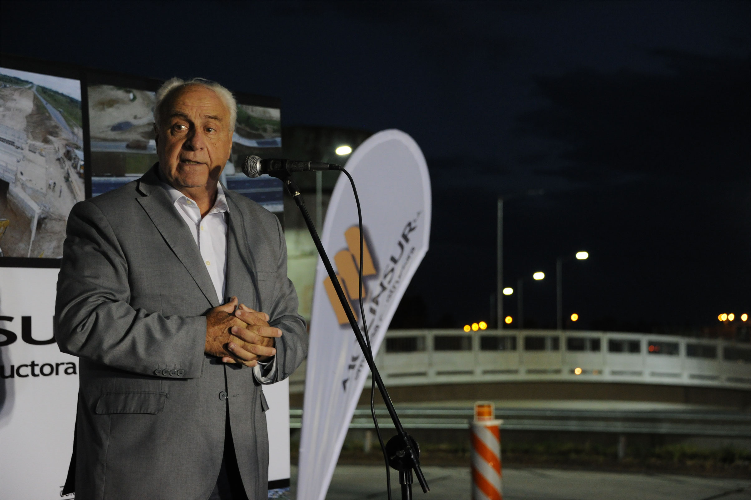 Ministro de Transporte, Víctor Rossi, haciendo uso de la palabra